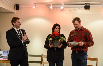Prisutdelar Vidar Eltun, toraderspelar og sambuar Monica Litangen og prisvinnar Tom Kjetil Tørstad.