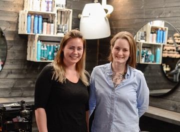 Dagleg leiar Lisa Opheim og frisør Kine Johanne Kvannefoss er særs godt nøgde med dei nye lokala for Føsse frisørstudio i Ryfoss sentrum.