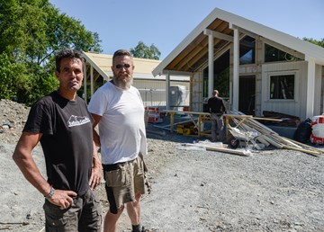 Rene van den Berg og Joar Rye er klare med tre nye feriehus på Bøfalten Camping frå starten av juli.