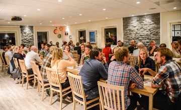 Avslappa stemning, bra mat, bra folk og ein passe viren quiz er hovudingrediensane i Fredagskosen på Mjøsvang kafe.