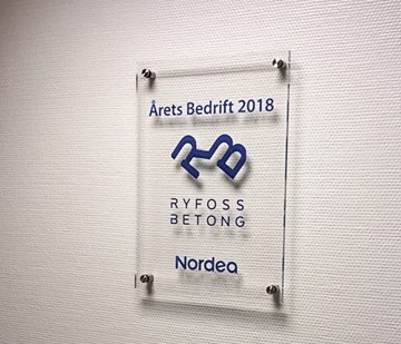 Det synlege beviset på at Ryfoss Betong AS er årets bedrift i Valdres heng no på kontorveggen .