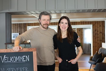 Nye drivarar av Tyinkrysset Fjellstue; Sven Richard Møller og Emma Bejmar er klare for å gi plassen ny gnist!