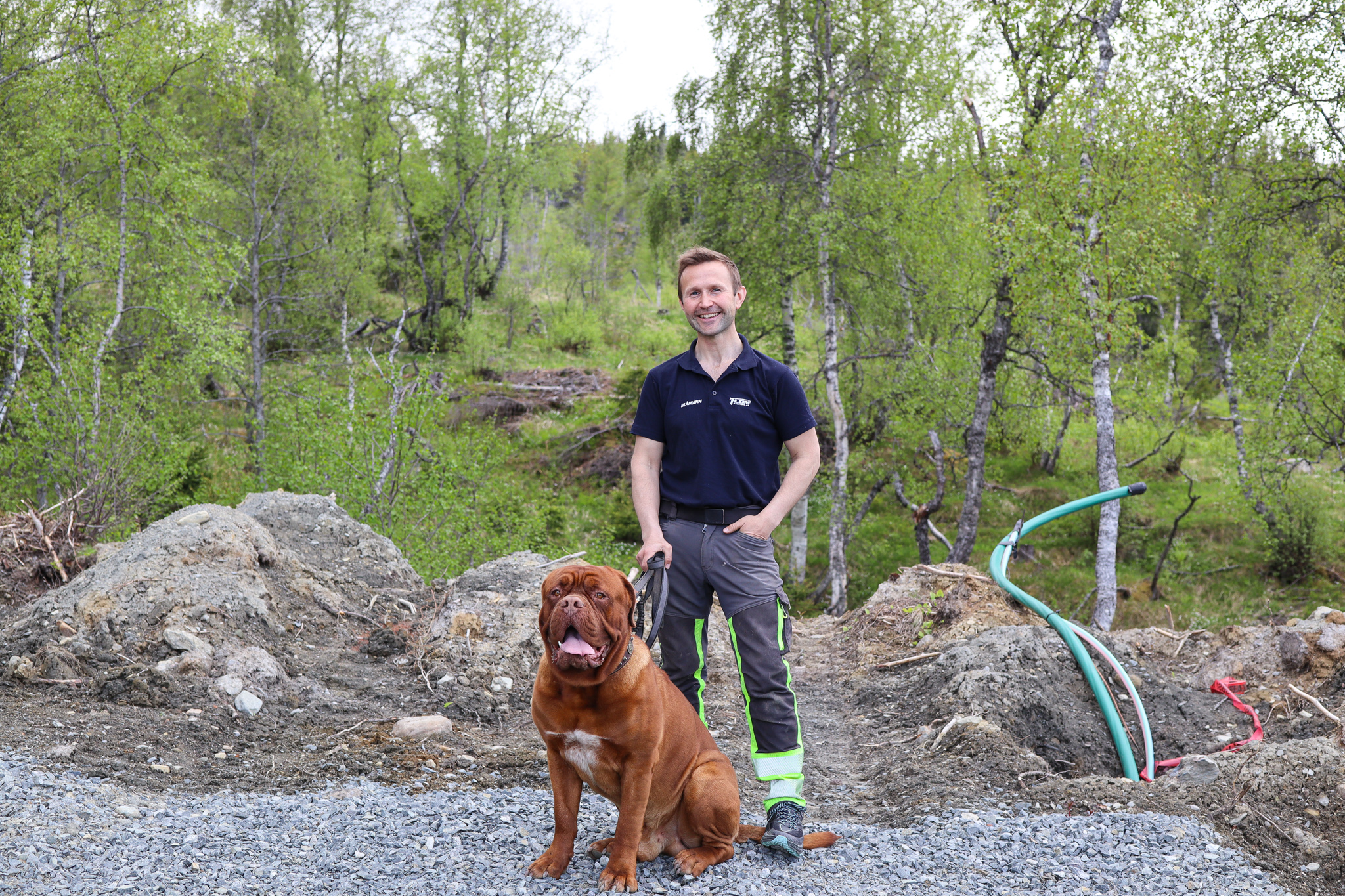 I dag stopper vegen her, men det betyr ikkje enden på visa! Innan kort tid graves både veg og ti nye tomter ut i dette skogholtet. 