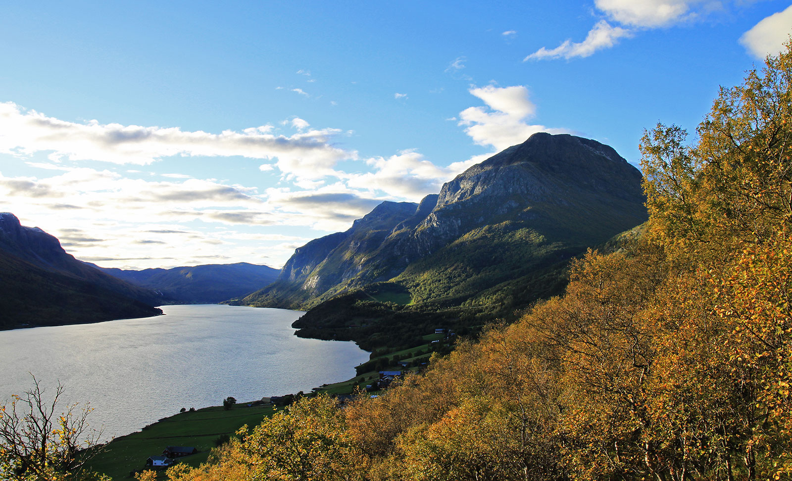Vangsmjøsa og Skutshødn.