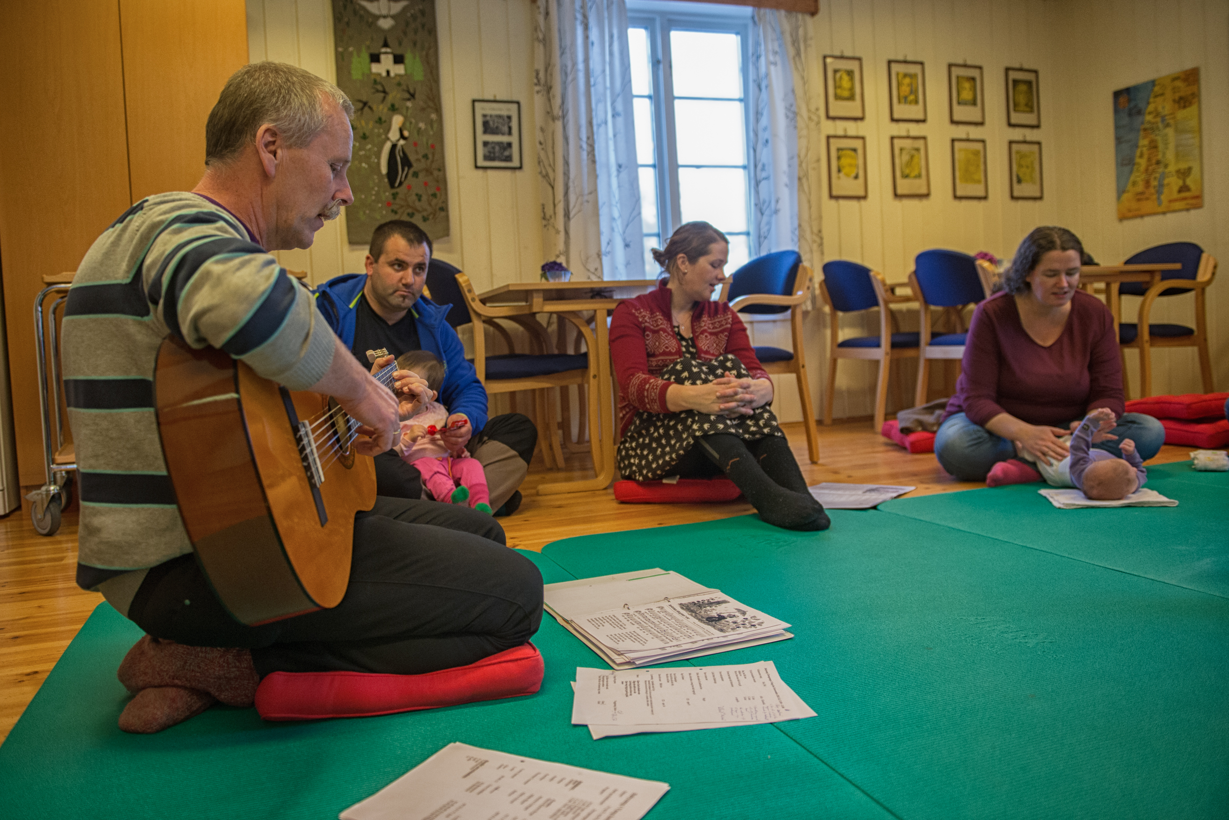 Babysong med sokneprest Carl Phillip er eit triveleg tilbod for alle med ungar i kommunen. Foto. Ida Ask.
