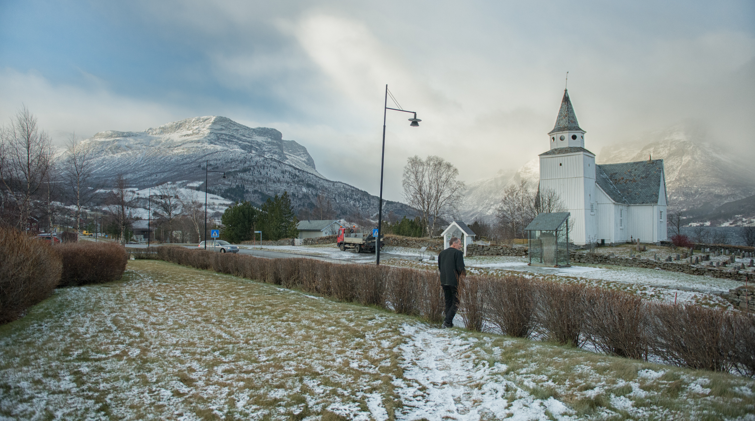 Vang sentrum har mellom anna kyrkje, matbutikk, bank, kommunehus, treningssenter og kontorlokal. Foto: Ida Ask.
