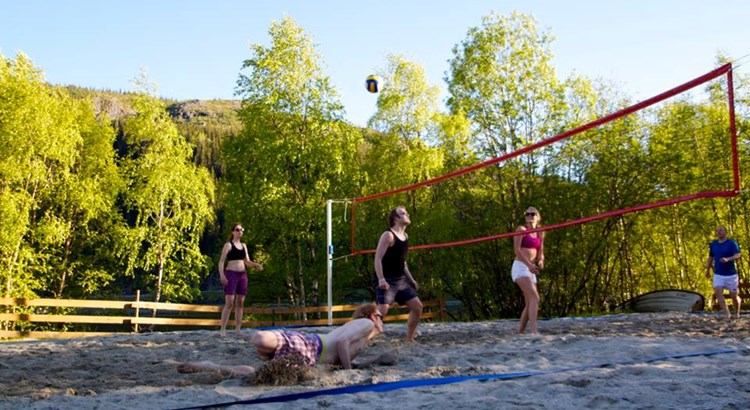 Dobbel sandvolleyballbane ved Neset midt i kommunen er fin sumaraktivitet. Foto: Eirik Høyme Rogn.