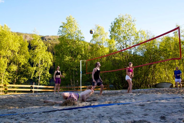 Dobbel sandvolleyballbane ved Neset midt i kommunen er fin sumaraktivitet. Foto: Eirik Høyme Rogn.