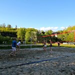 Volleyball, sol og sumar. Neset er eit paradis på sumarkvelder som denne. Foto: Eirik Høyme Rogn.
