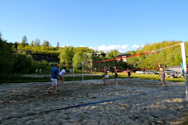 Volleyball, sol og sumar. Neset er eit paradis på sumarkvelder som denne. Foto: Eirik Høyme Rogn.