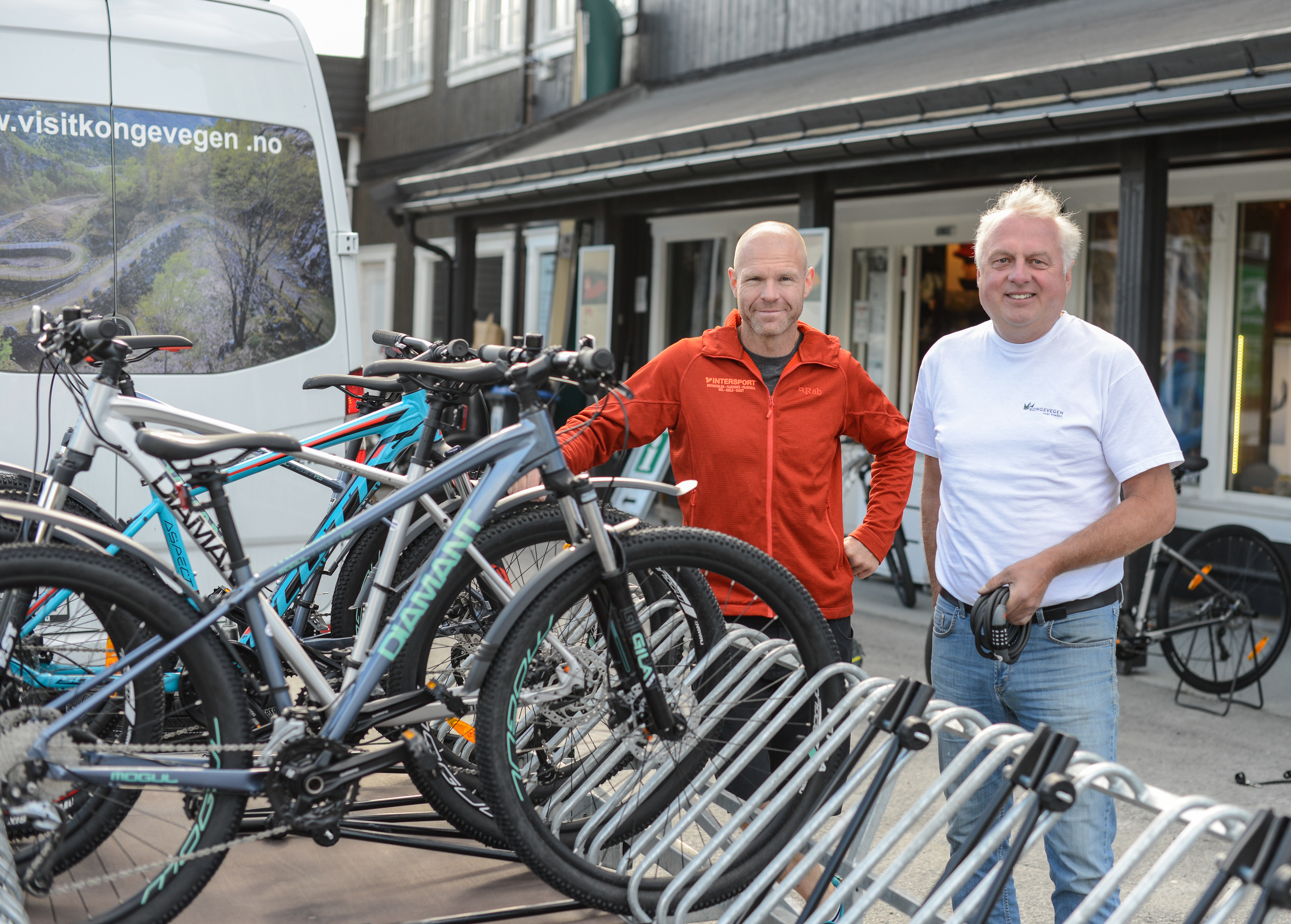 Leif Øyvind Solemsli hjå Intersport Filefjell leiger ut syklar - Jan Geir Solheim som styrer Kongevegbussen syter for å frakte dei.