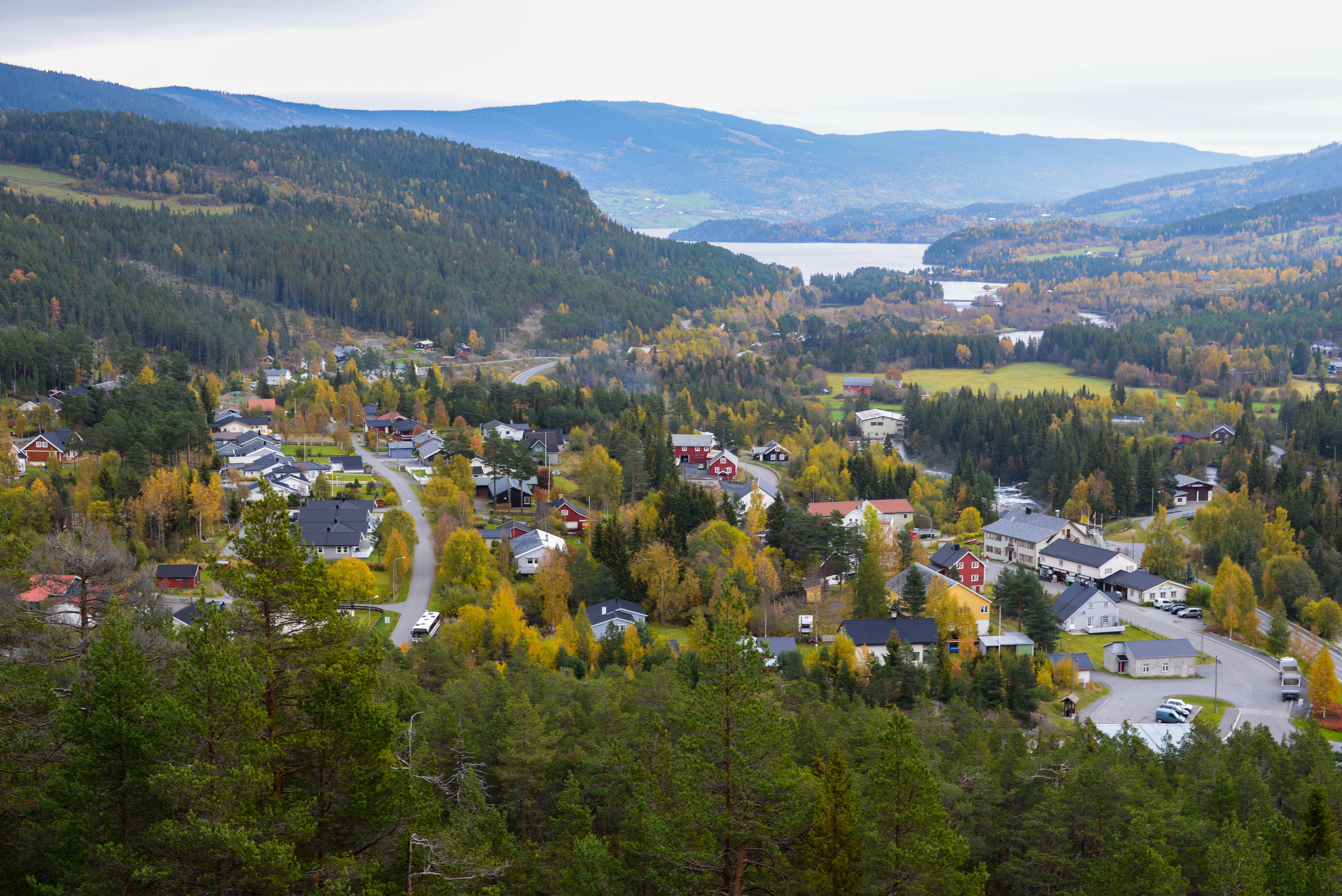 Utsyn frå grillhytta ovanfor bensistasjonen i Ryfoss.