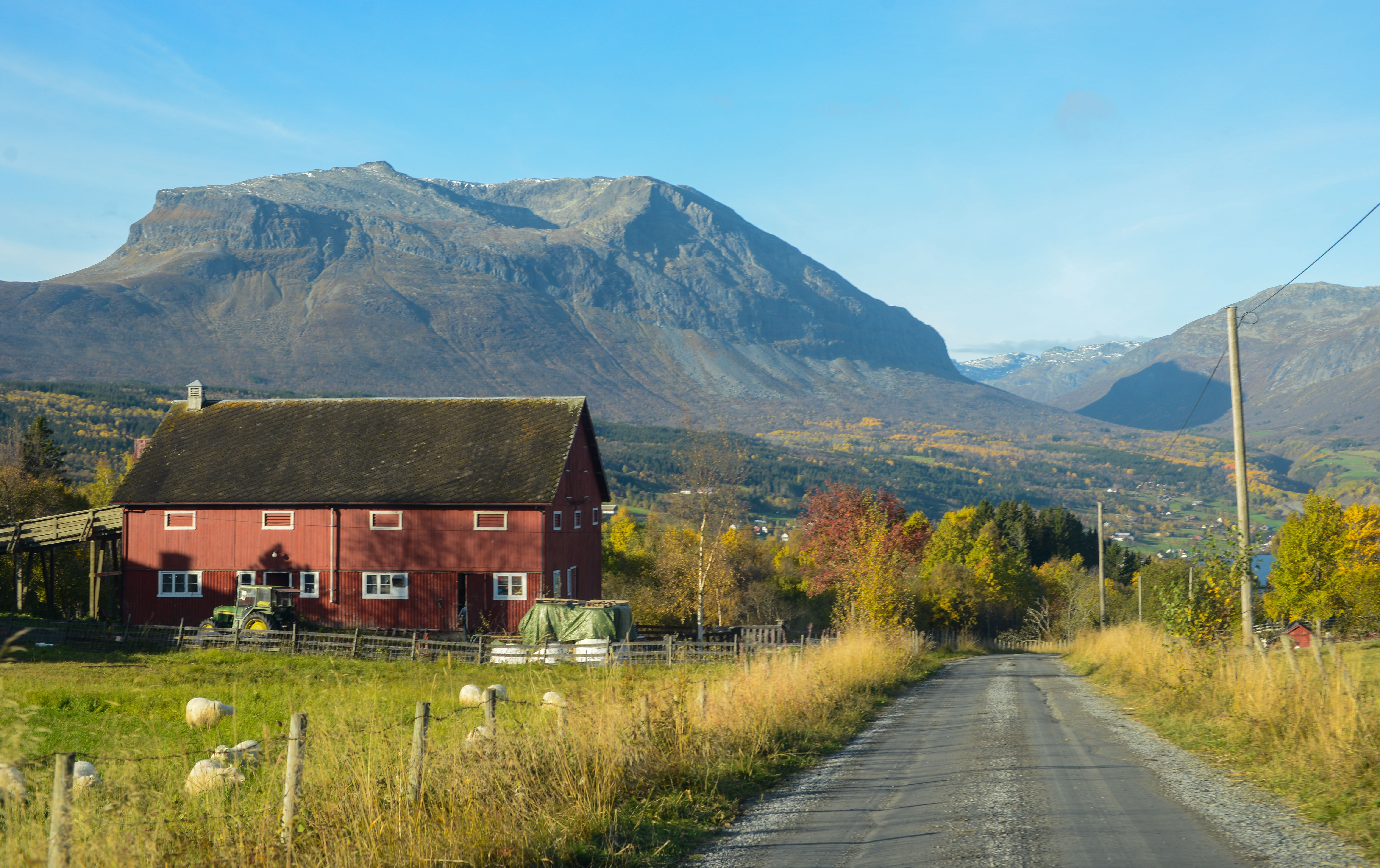Kulturlandskap og fjell er to stikkord for utkantane av sentrumsområdet i Vang.