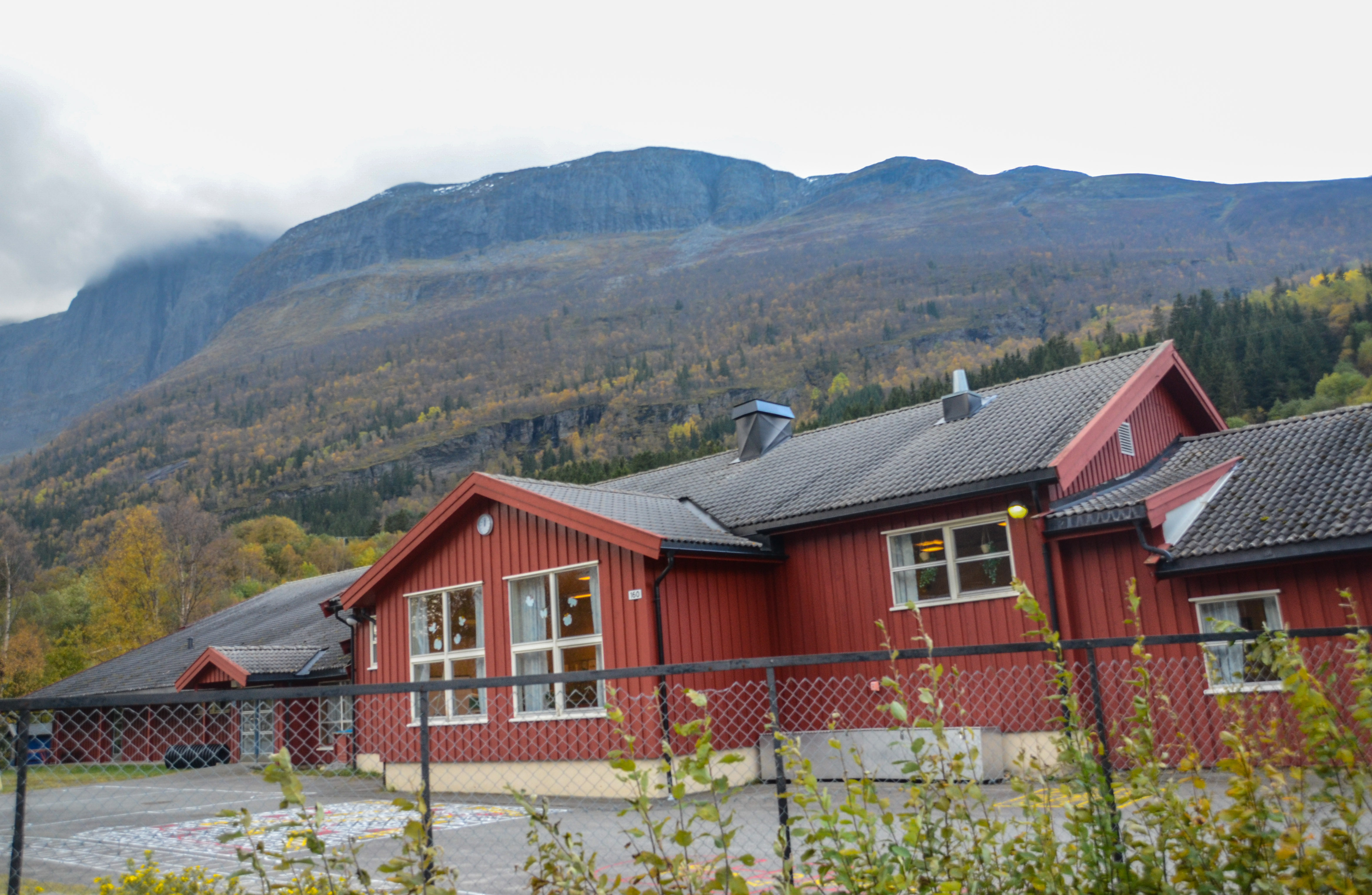 Øye barnehage, midt i «sentrum» av Øye,  har triveleg plassering og romslege lokaler. Foto: Jonathan Øraker