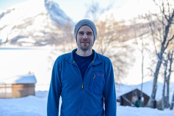 Som fersk fysioterapaut i Vang er Åsmund Lindvik Råbøl (32) godt nøgd med både arbeidsmiljø og aktivitetstilbod. 