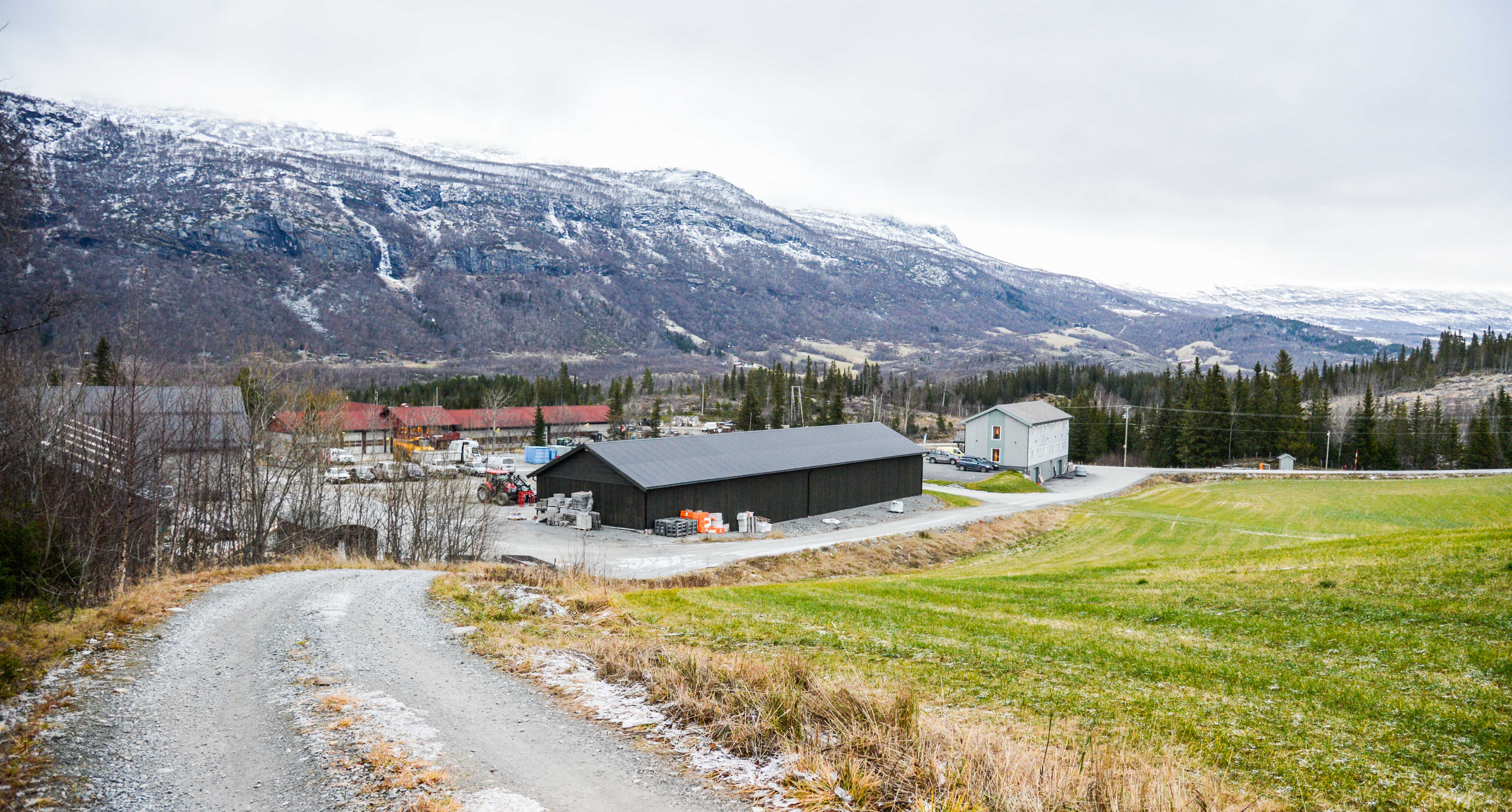Tett ved hovudvegen og allereie etablerte næringsbygg er ei byggeklar tomt med ferdige teikningar ledig.