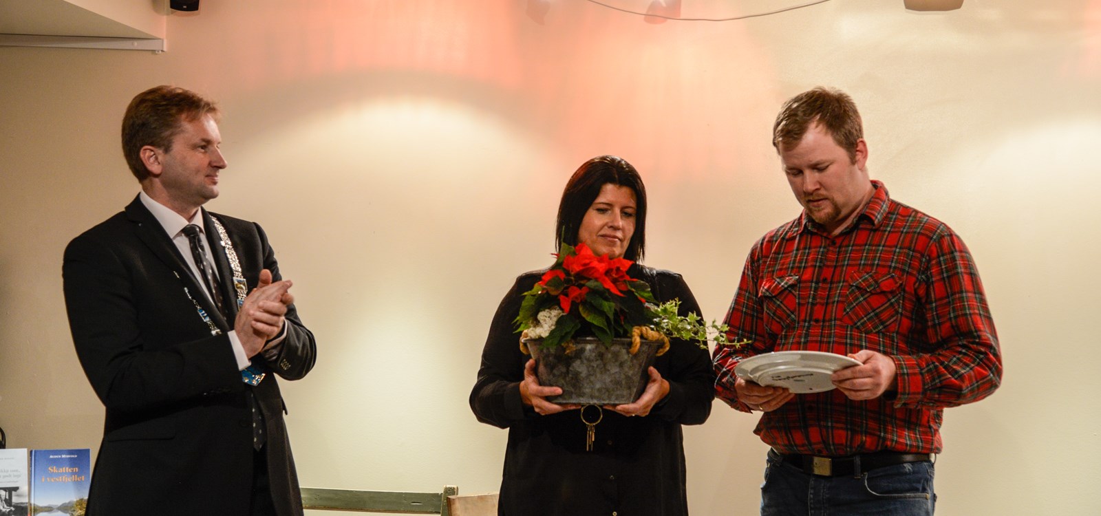 Prisutdelar Vidar Eltun, toraderspelar og sambuar Monica Litangen og prisvinnar Tom Kjetil Tørstad.
