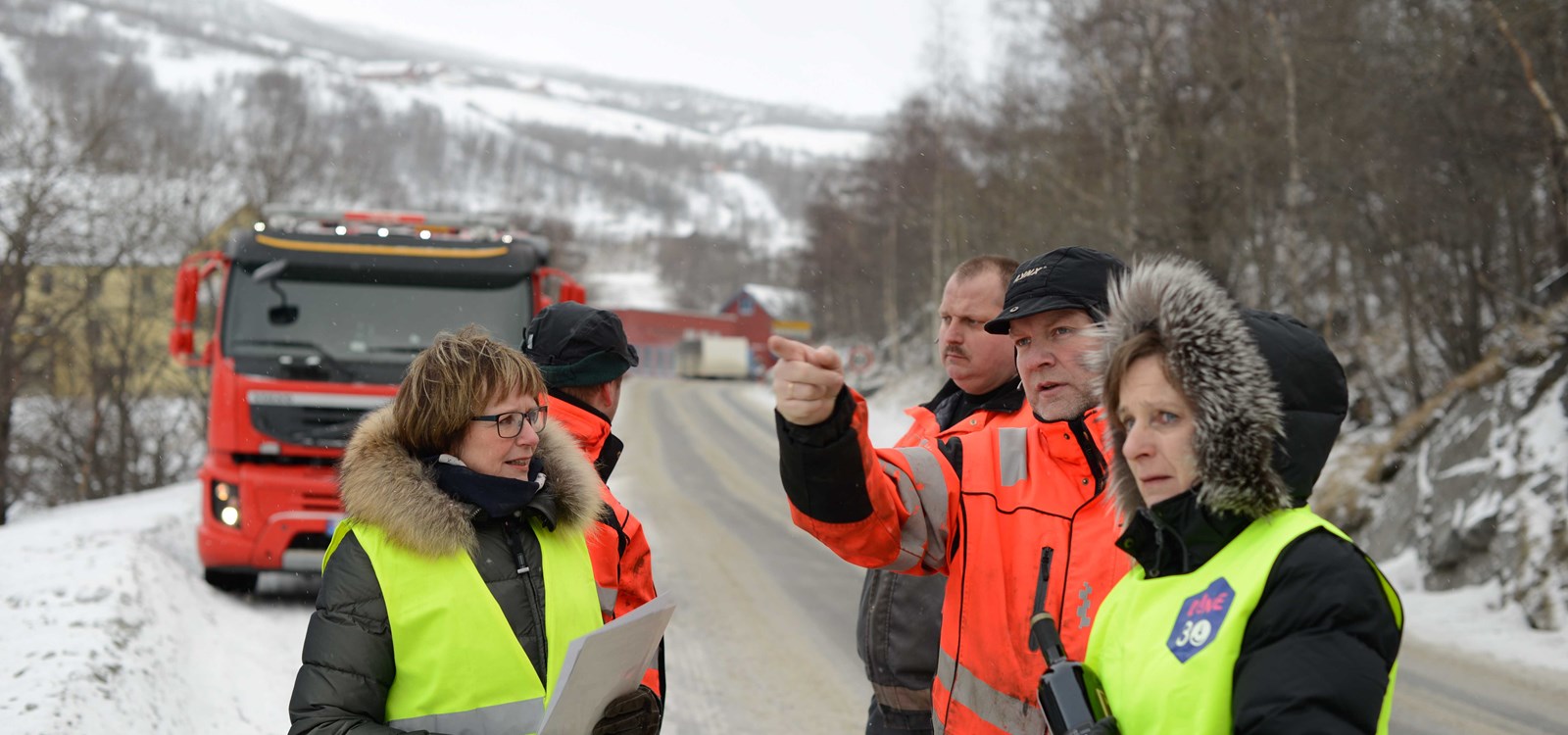 Tone Lajord, Arve Wangensteen og Bjørg Olimb diskuterar vegstrekninga.