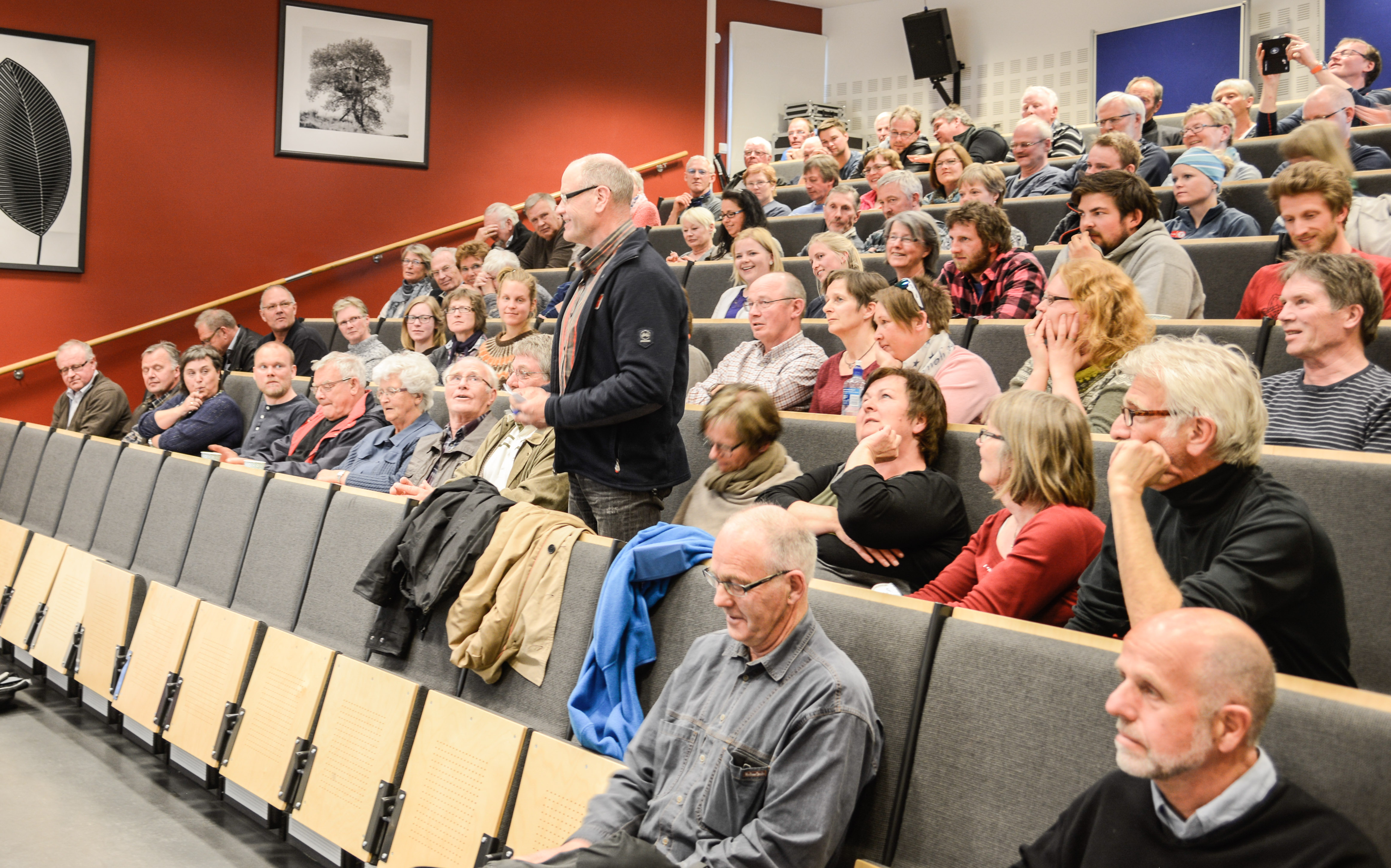 Mange frå salen tok ordet i løpet av kvelden.