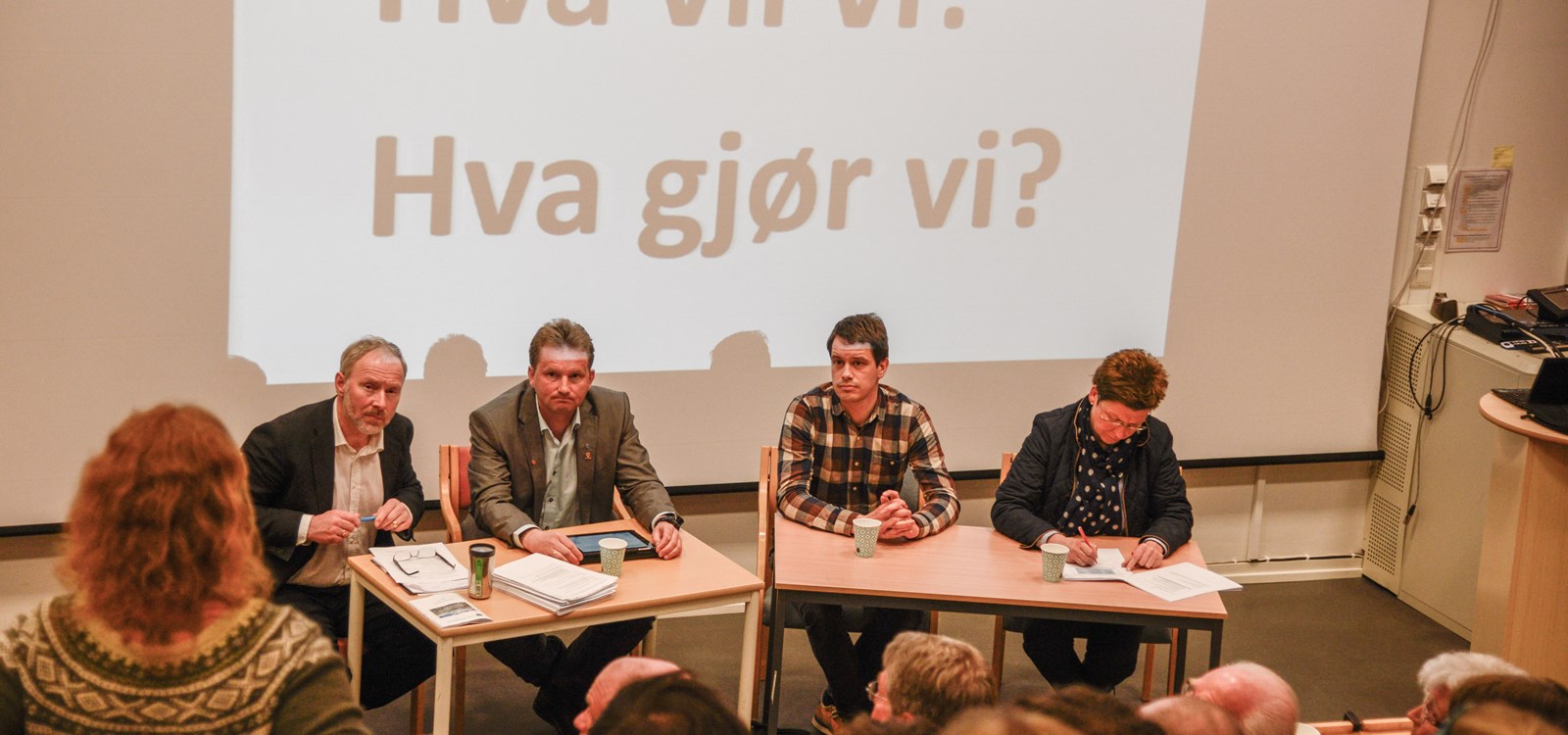 Rådmann Reidar Thune, ordførar Vidar Eltun, statsvitar Svenn Arne Lie og Eli Blakstad frå fylkesmannen svara på spørsmål.