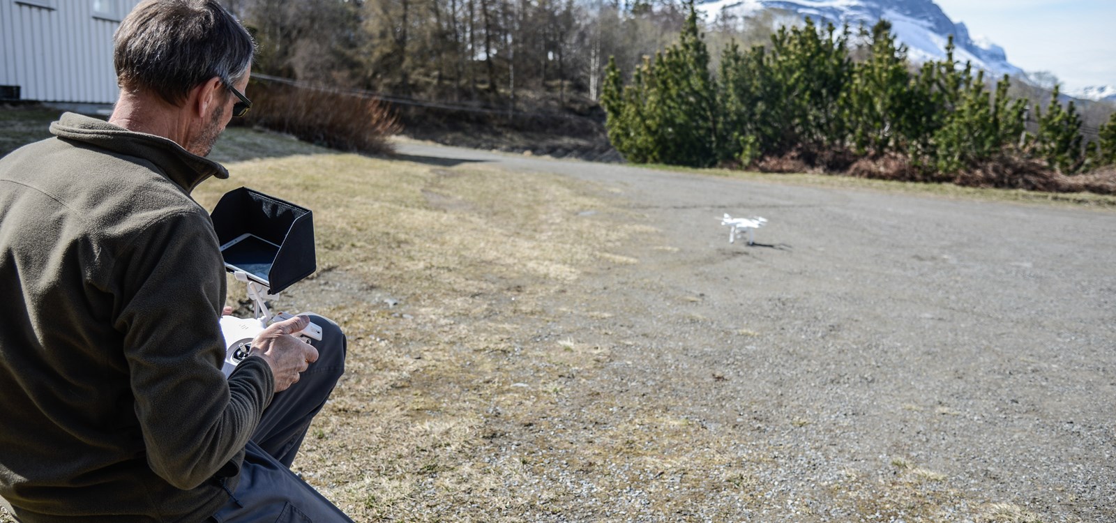 På gardsplassen heime har Ivar hatt moglegheit til å køyre inn drona.