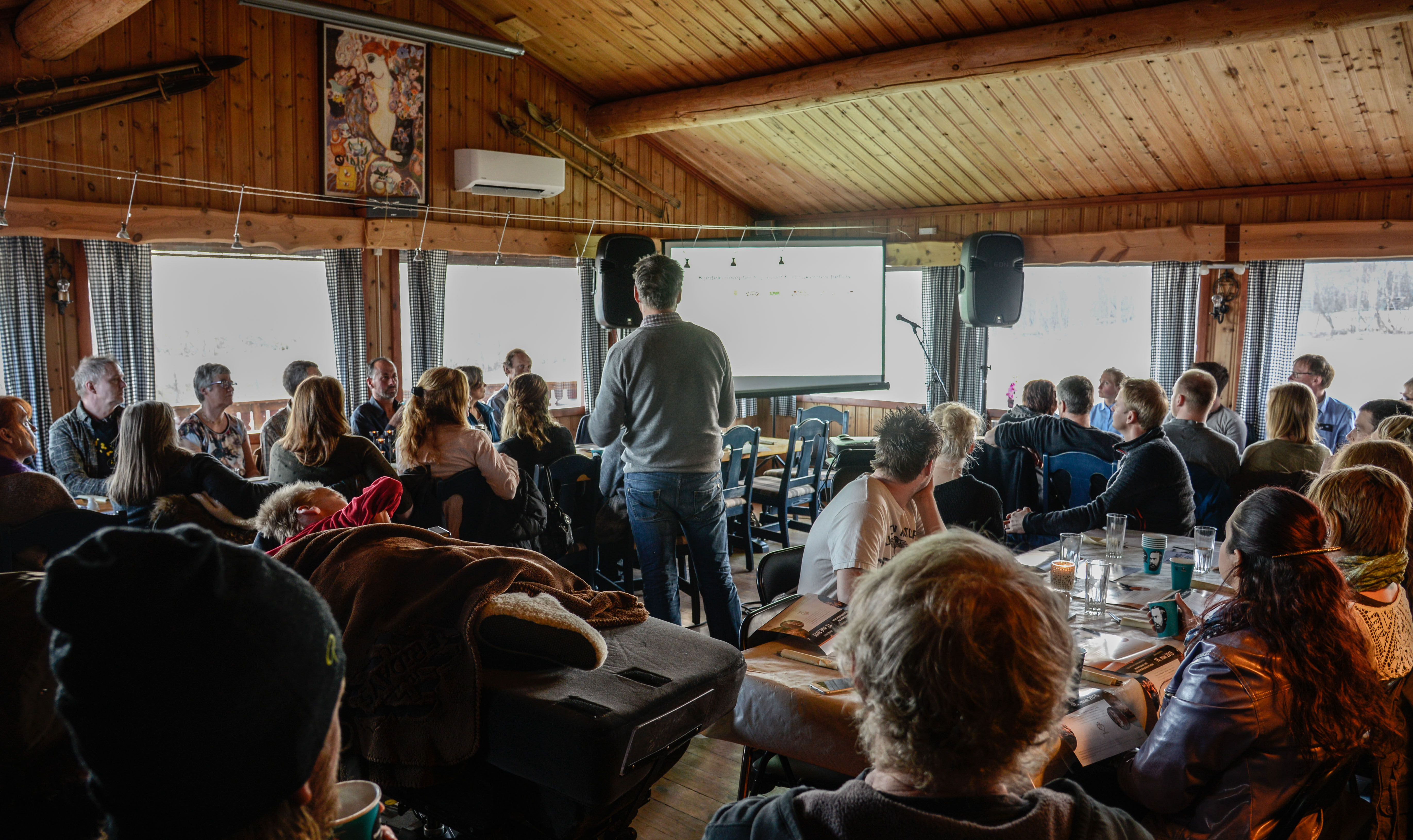 Eivind Hålien held foredrag under matseminaret.