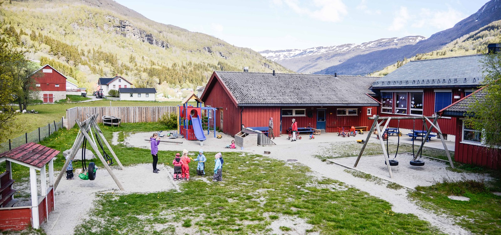 Uteområdet hjå barnehagen i Øye er arena for den fyrste «Øyefestivalen».