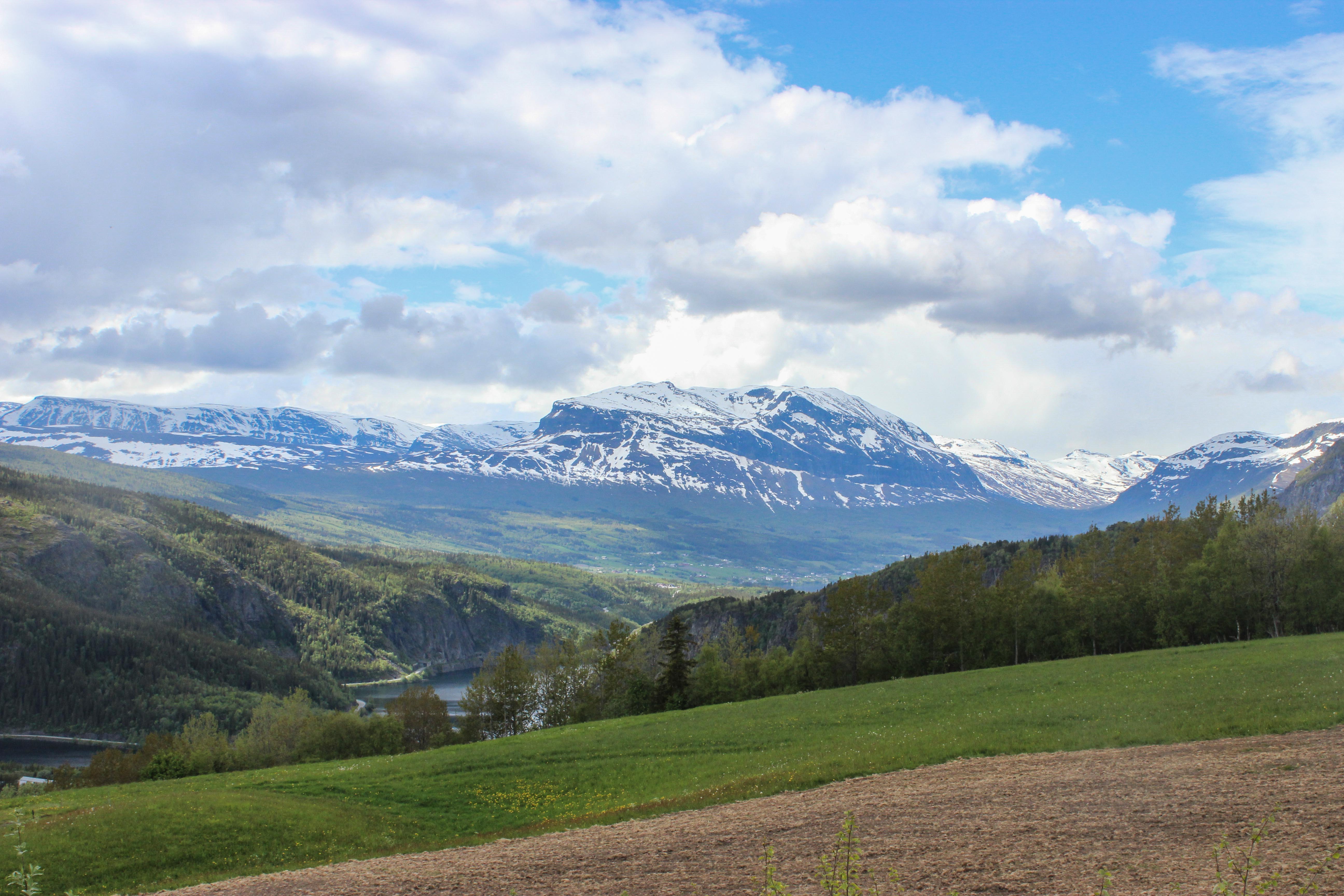 Du har full oversikt over Grindadn, 1724 moh., og resten av Vang frå dei nye tomtene.