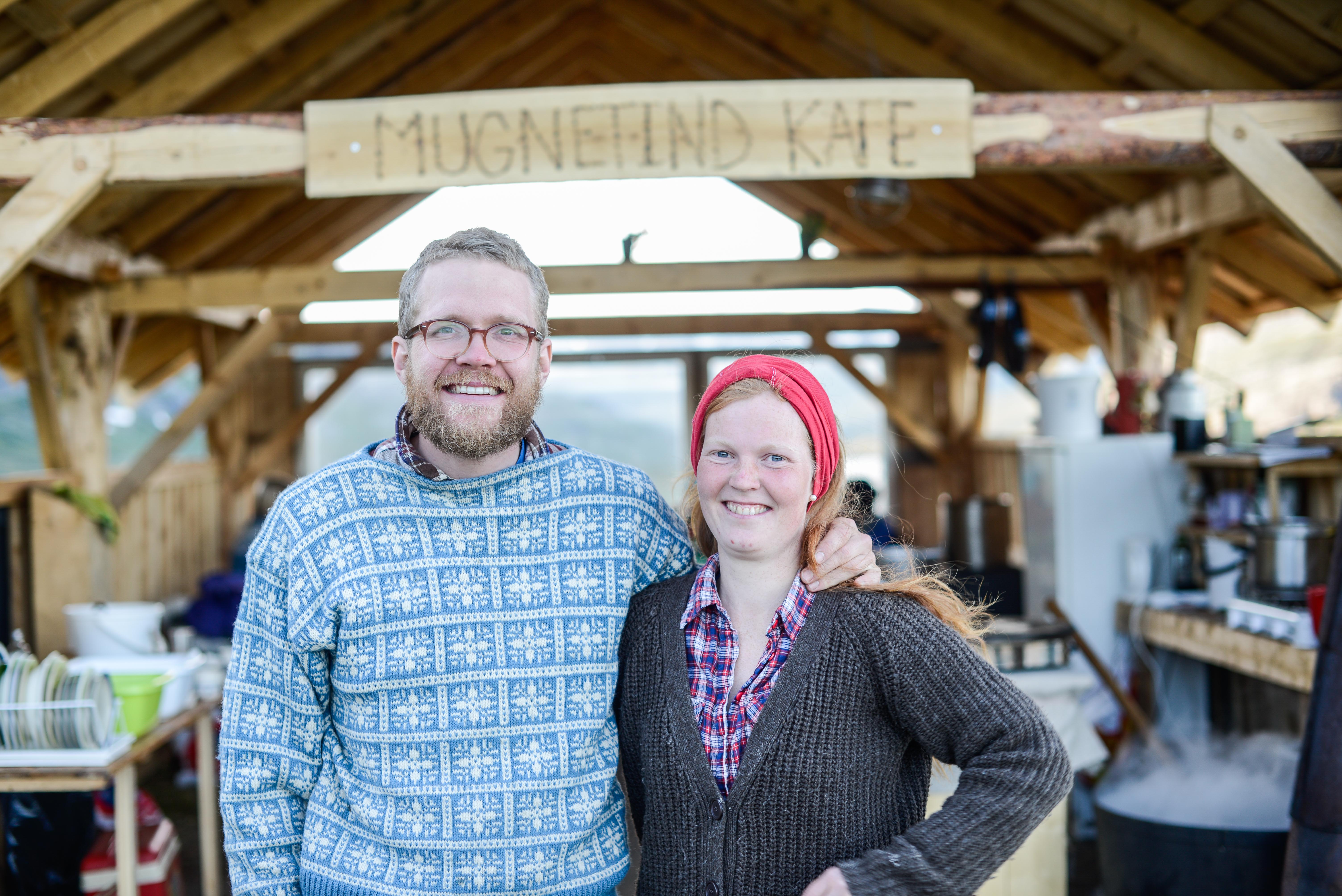 Tor- Evert Grøndahl Johansen driv kafé, Ida Østvold mjølker og lager kvitost. Saman er dei sjølve motoren hjå Mugnetind kafé.