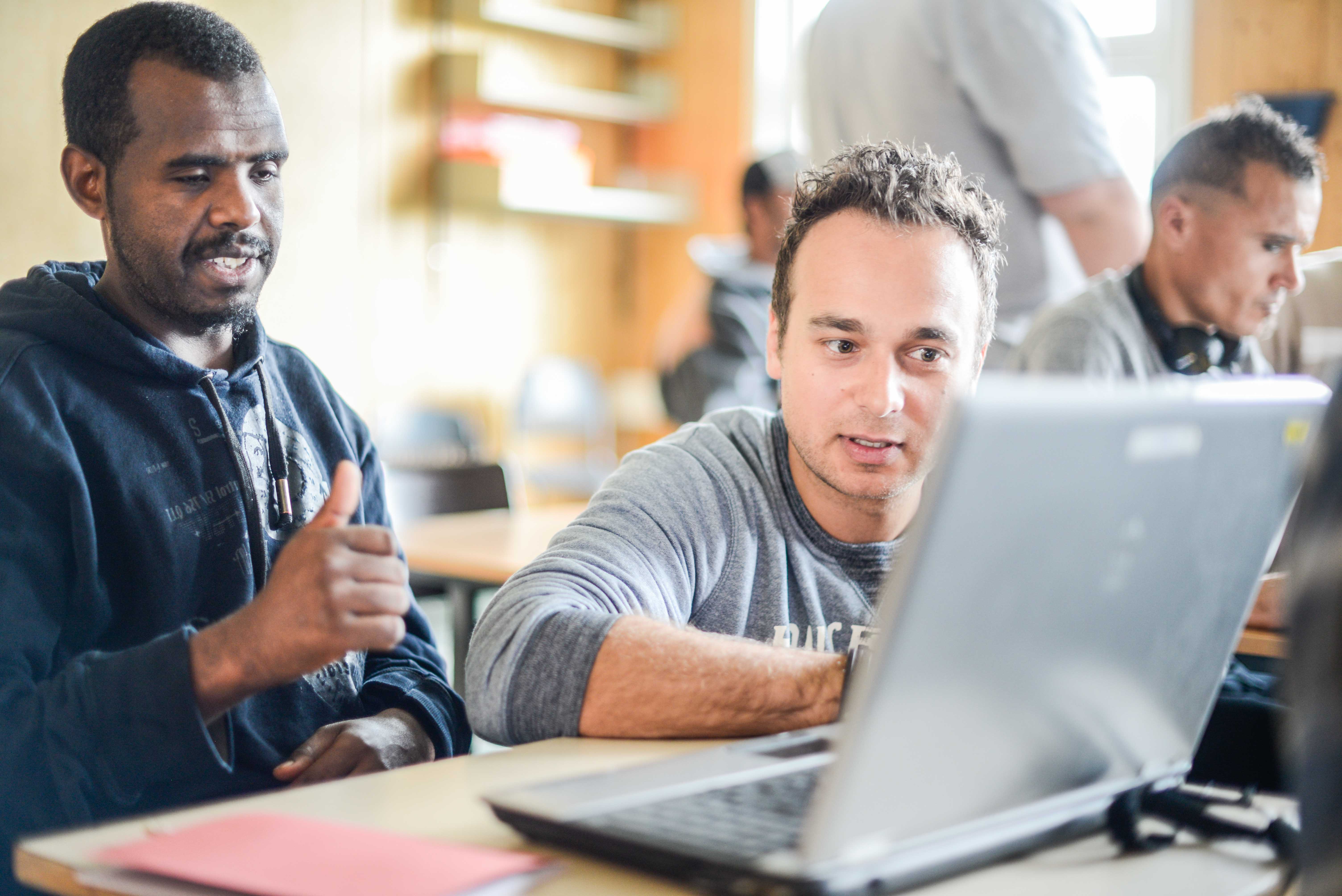 Marek Pietrulewicz (t.h.) flytta til Vang i vår og er fleten.net sin faste medarbeidar i Valdres.