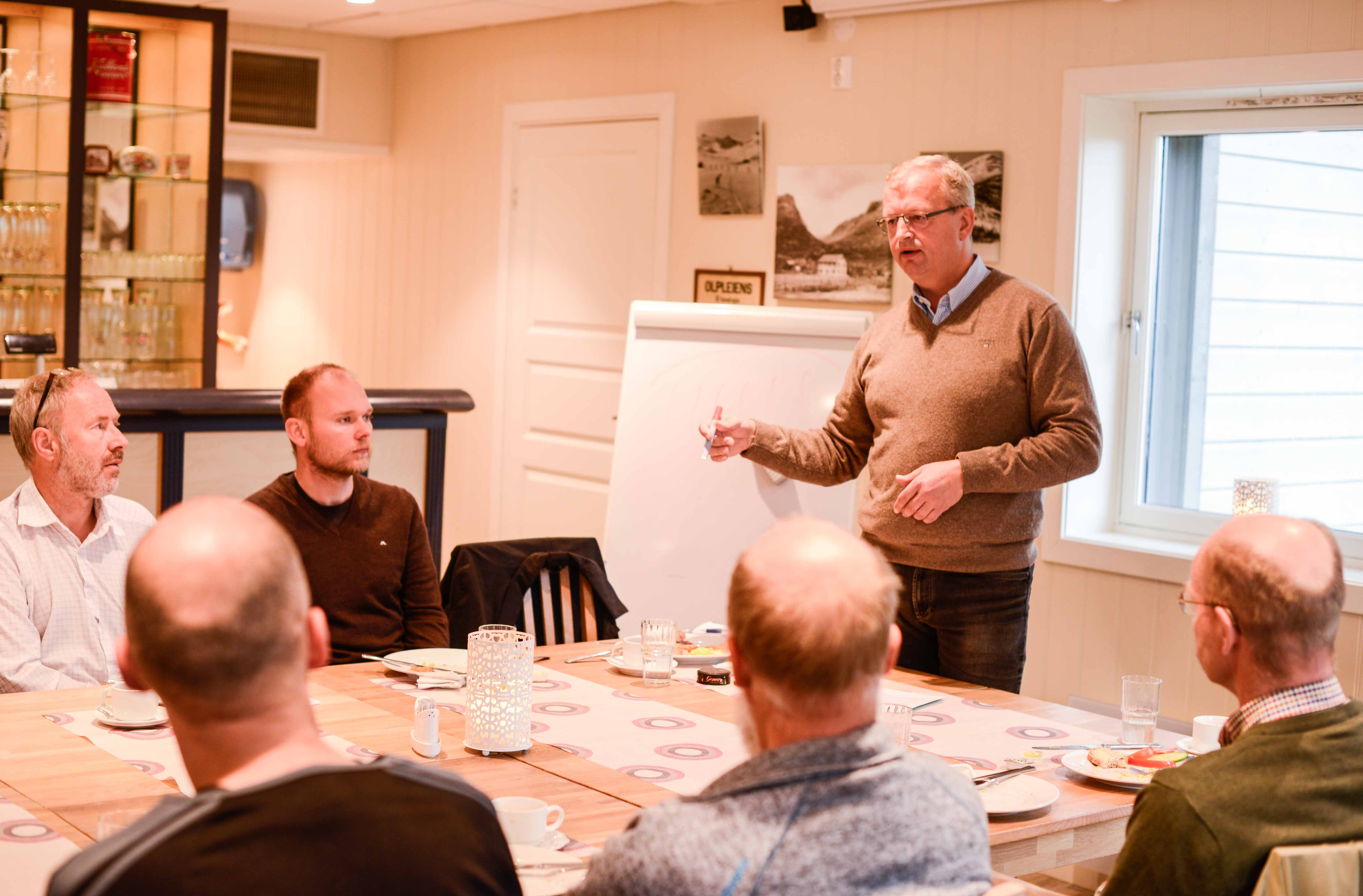 Næringsutviklar Dag Inge Bruflot gjorde greie for kven han er, korleis han arbeidar og kva for prosjekt som er på blokka.