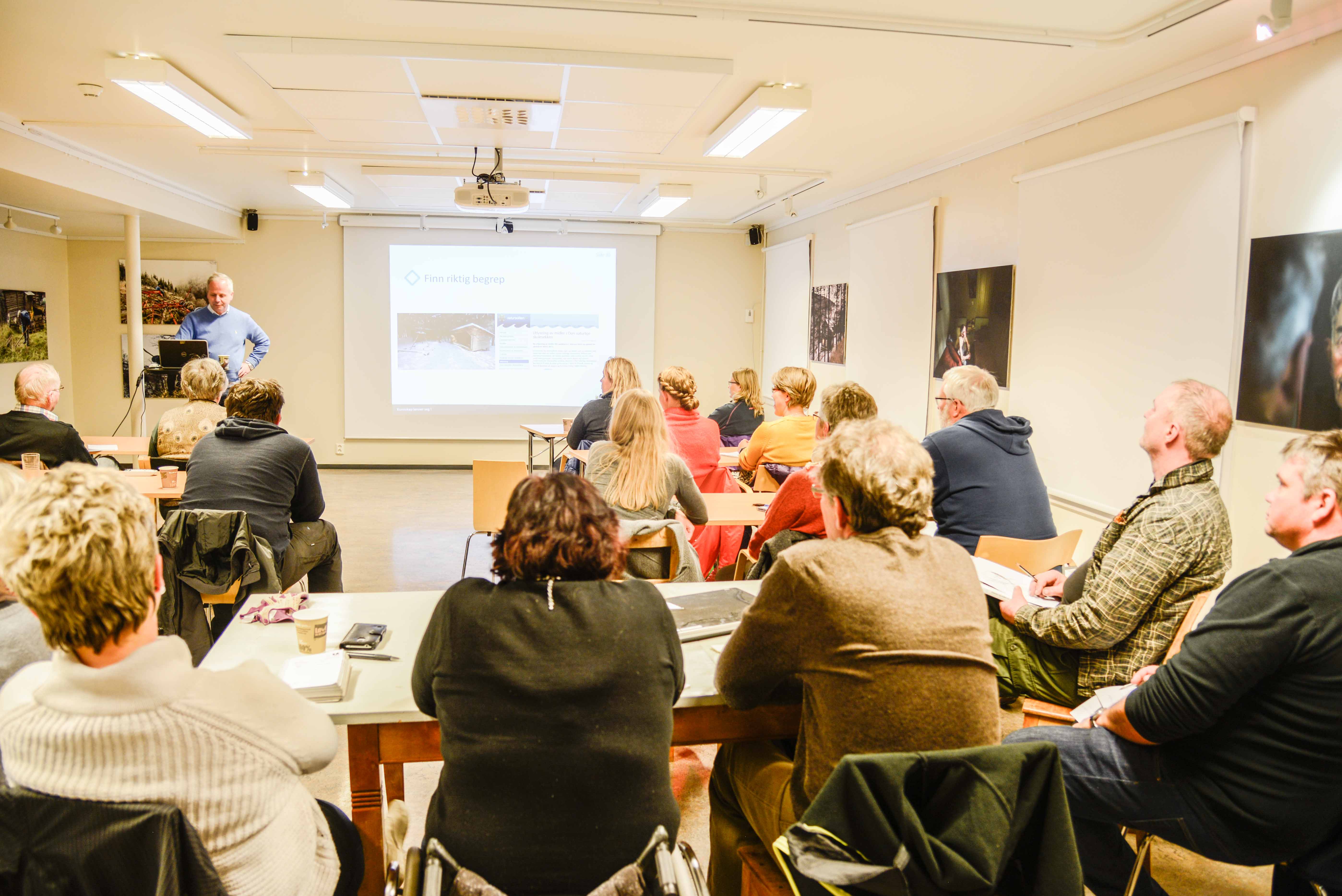 Grundig innføring i søknadsskriving og ei innføring i «tilskuddsportalen» var kveldens program.