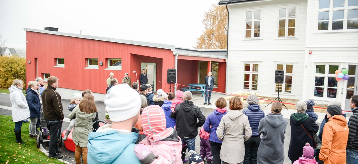 Ungane har brukt barnehagen ei vekes tid allereie, men onsdag 14. oktober opna Fredheim barnehage offisielt.