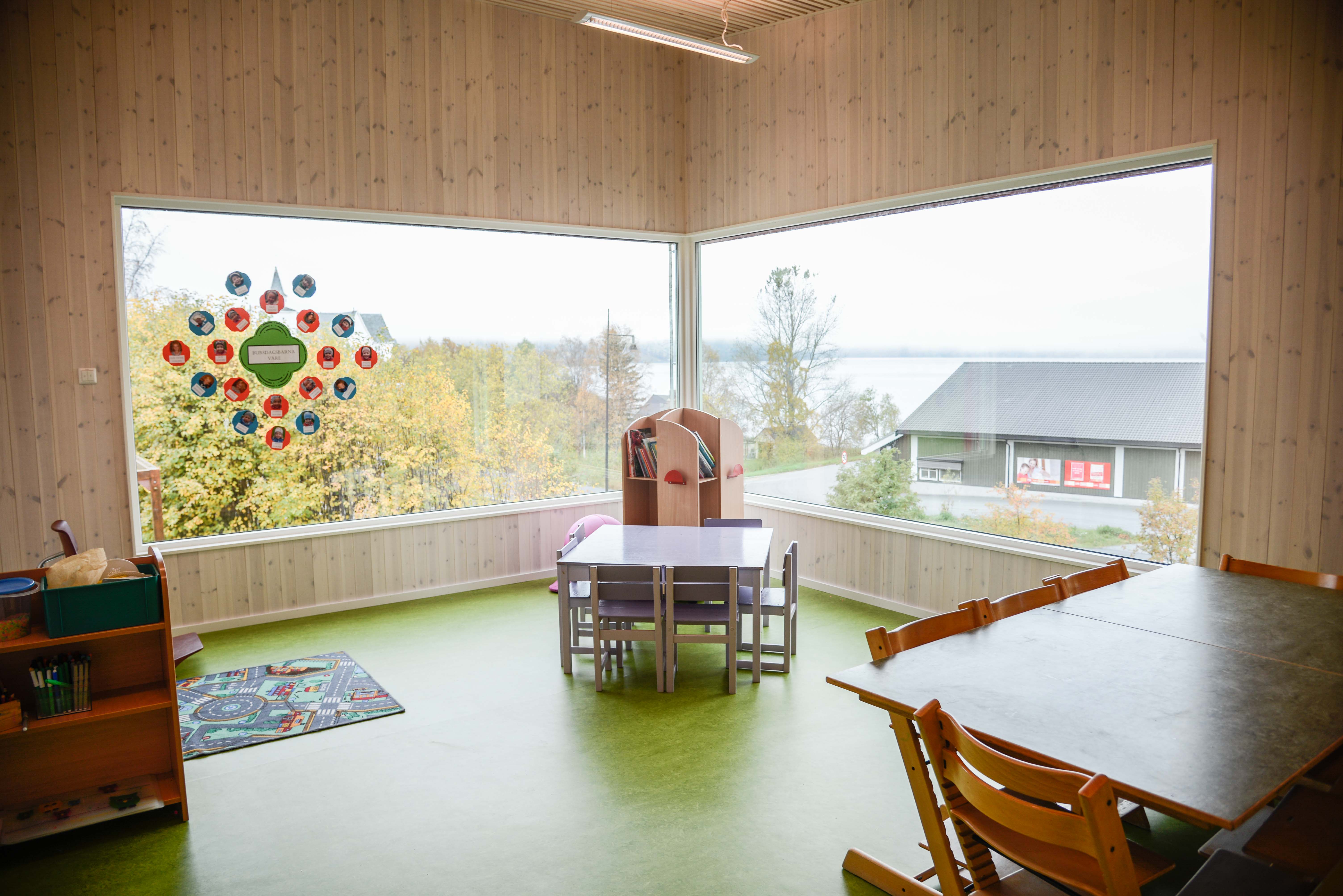 Store glassflater gjev mykje lys inn i den nye barnehagen.