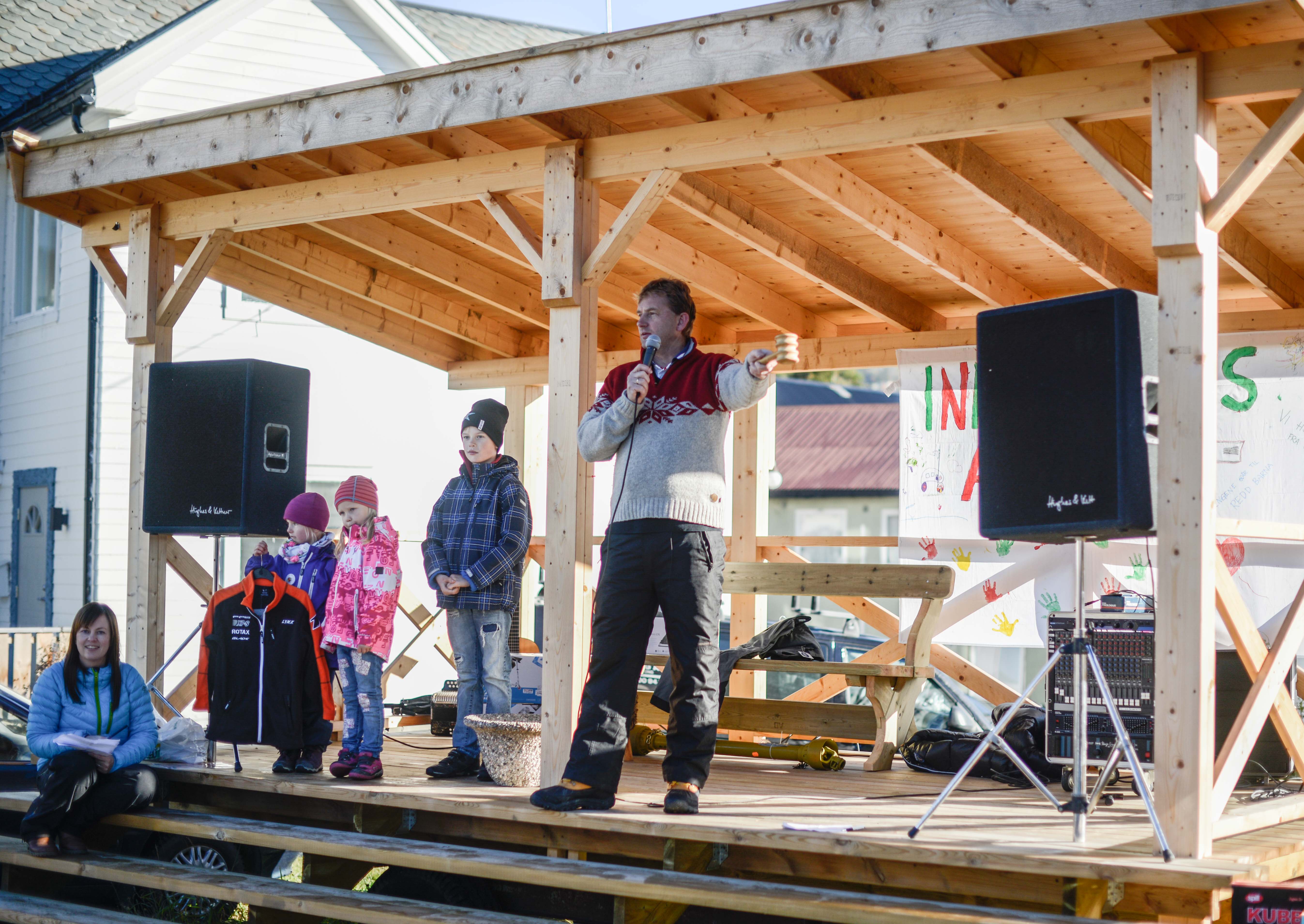 Ordførar Vidar Eltun var auksjonarius. Ungane synte fram det som skulle seljast.