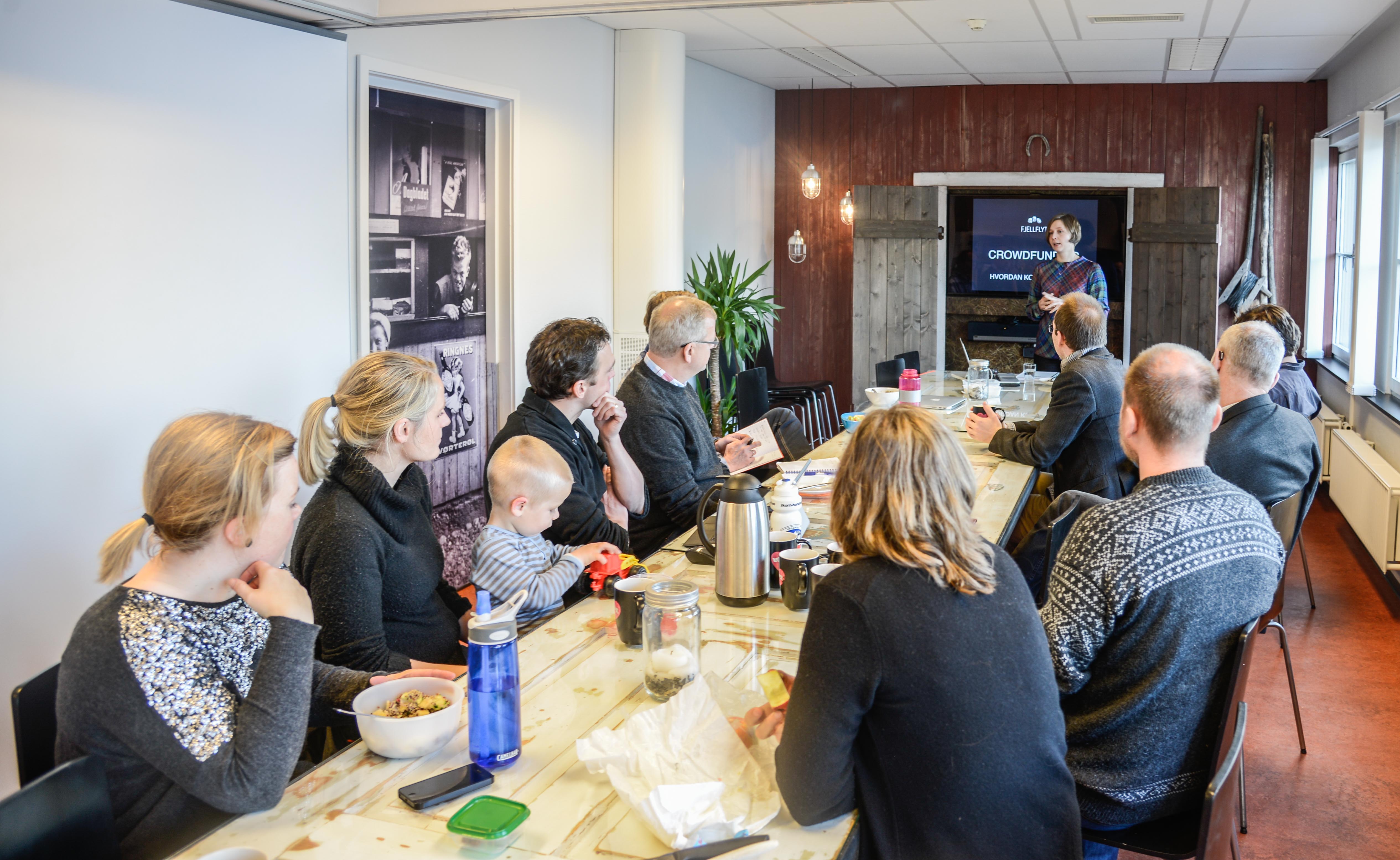 Konseptet med «open faglunsj» på Kontorfellesskapet 1724 vart innleia med foredrag om folkefinansiering.