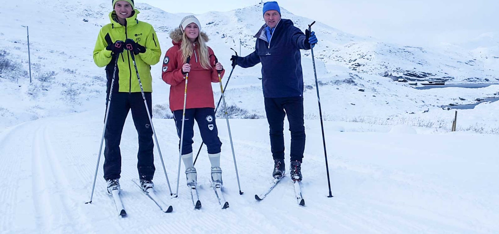Fornøyde skiløpere på Tyin fredag formiddag den 13. november. Fra venstre David Friis, Amanda Myrsell og ordfører i Vang kommune, Vidar Eltun.