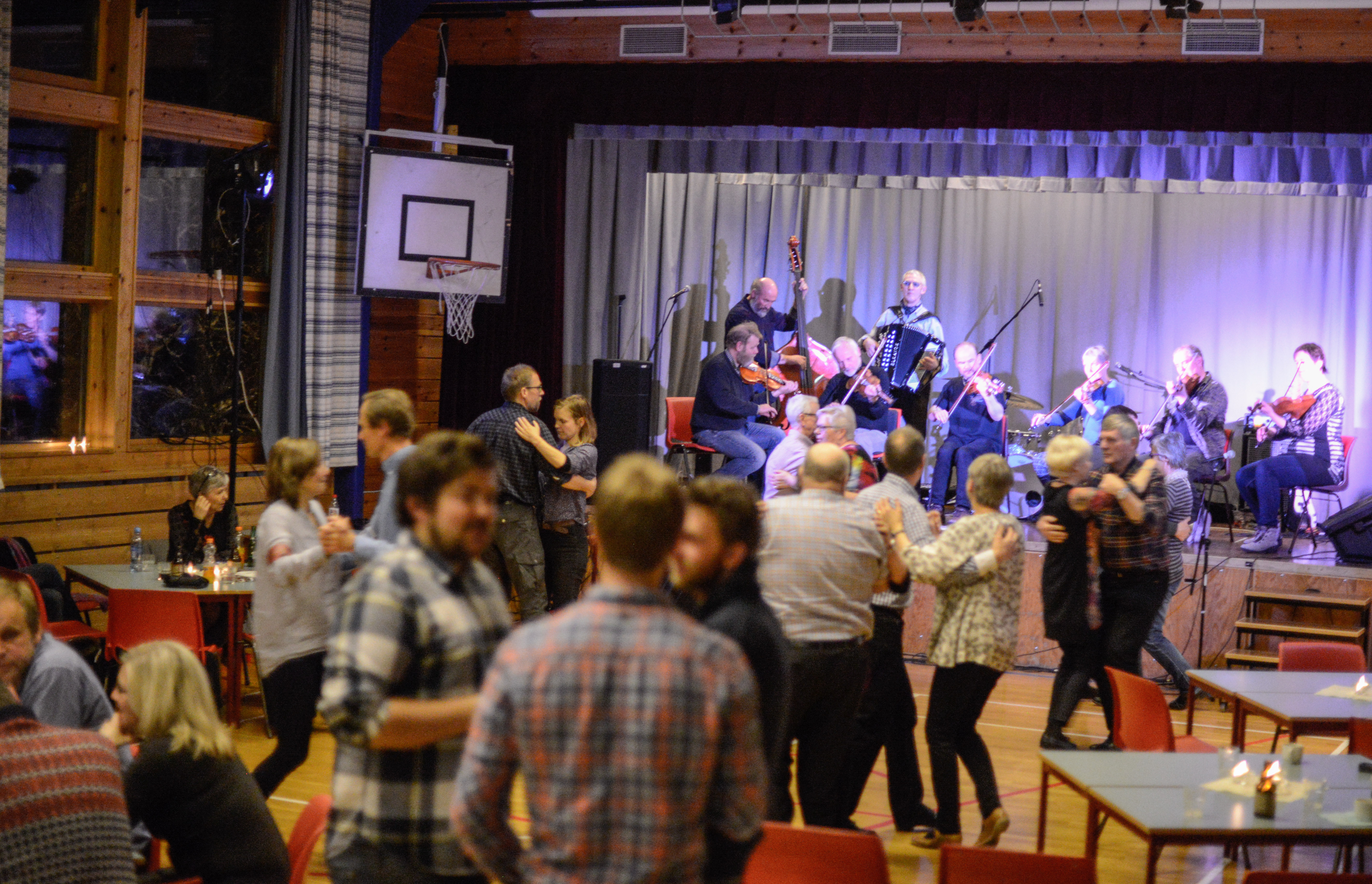 Valdreskvelven spel- og dansarlag syta også for fullt dansegolv.