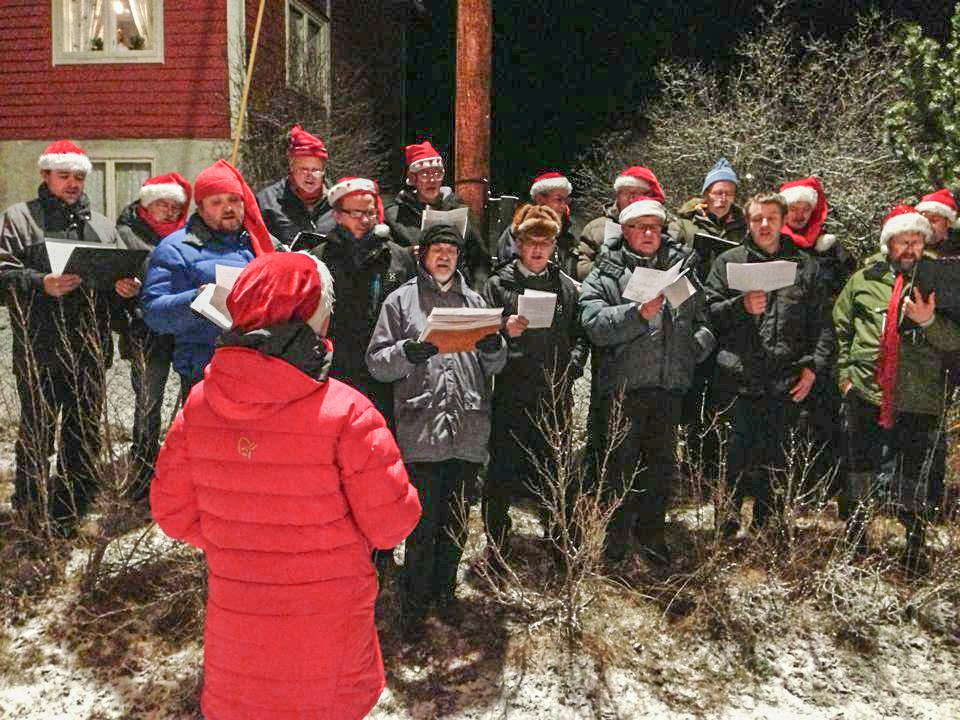 Høre mannskor er på plass for å sikre maksimal julestemning i Ryfoss under «Julegateøfninga»