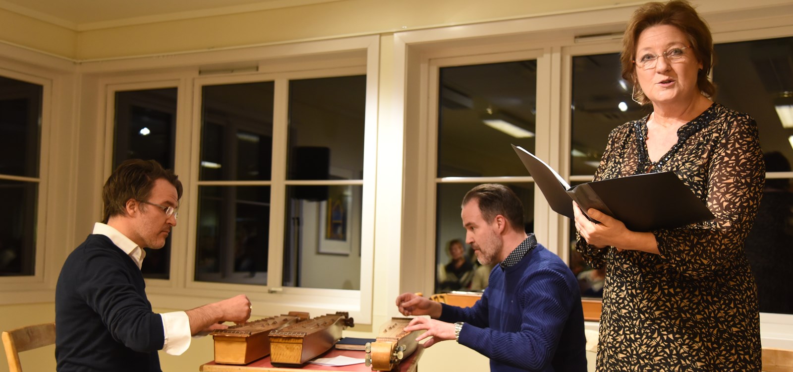 Arnhild Litlere les, mens Ole og Knut Aastad Bråten spelar. Foto: Nils Rogn
