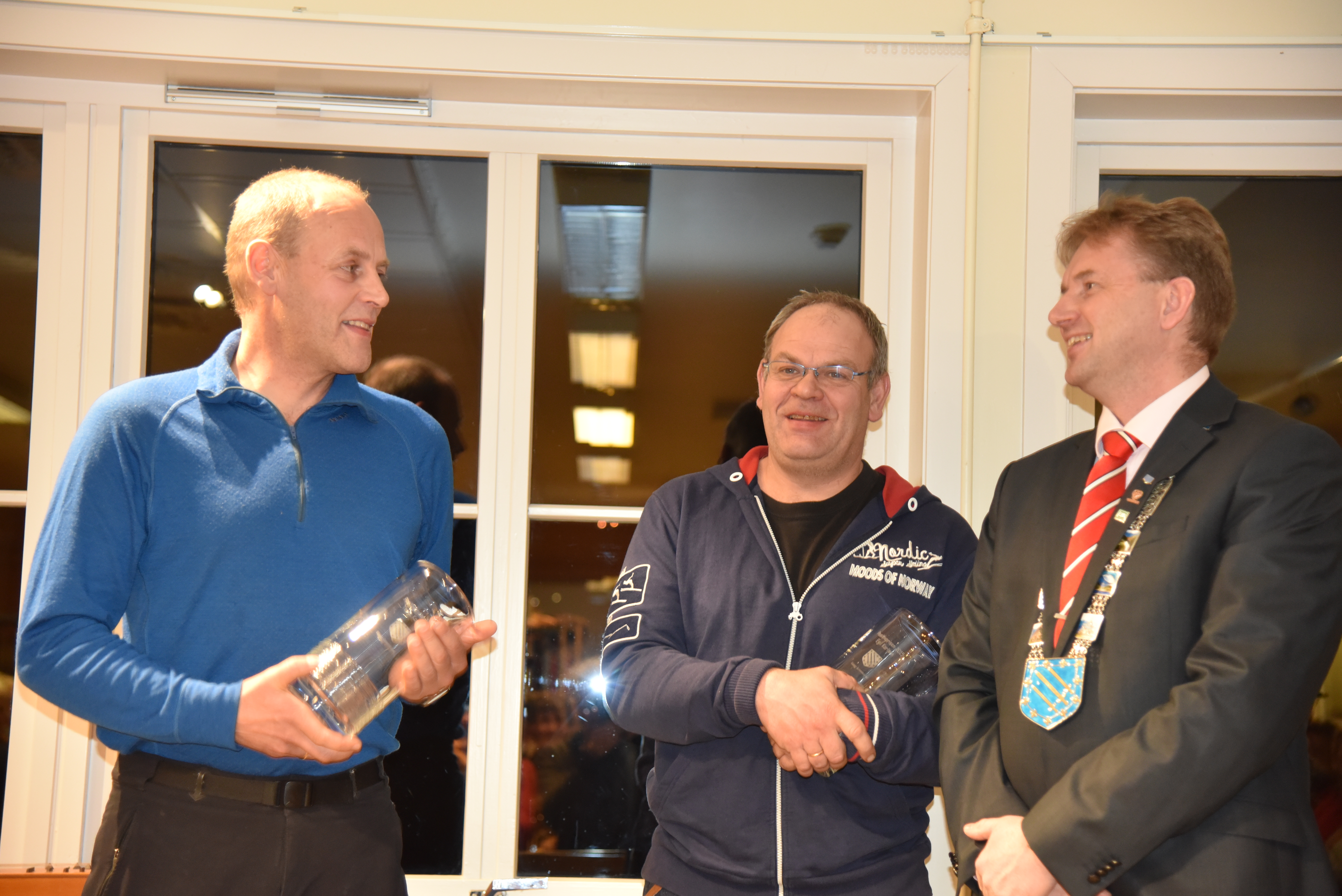 Langvarig og solid innsats for born og unge på Åsvang sikra Egil og Terje Karlsen «Positivprisen 2015». Foto: Nils Rogn