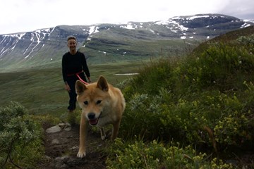 Julie Forchhammer på tur i Vangsfjella med hunden Luna.