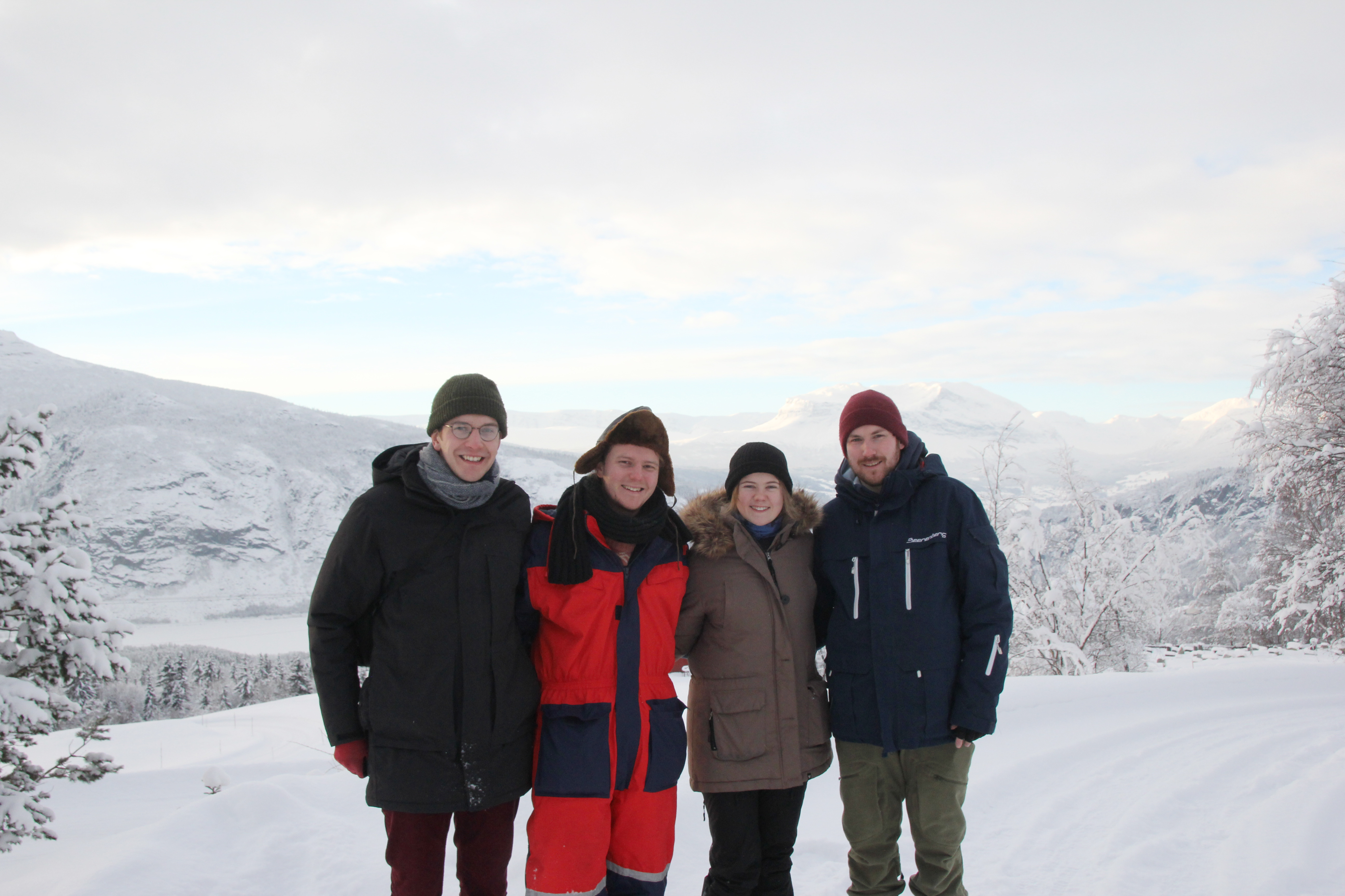 Filmførebuingar i Vang. Frå venstre, fotograf Anton Österlund, regissør Ole Sebastian Kåss, lyddesigner Yvonne Stenberg, produksjonsdesigner Lars Tiller