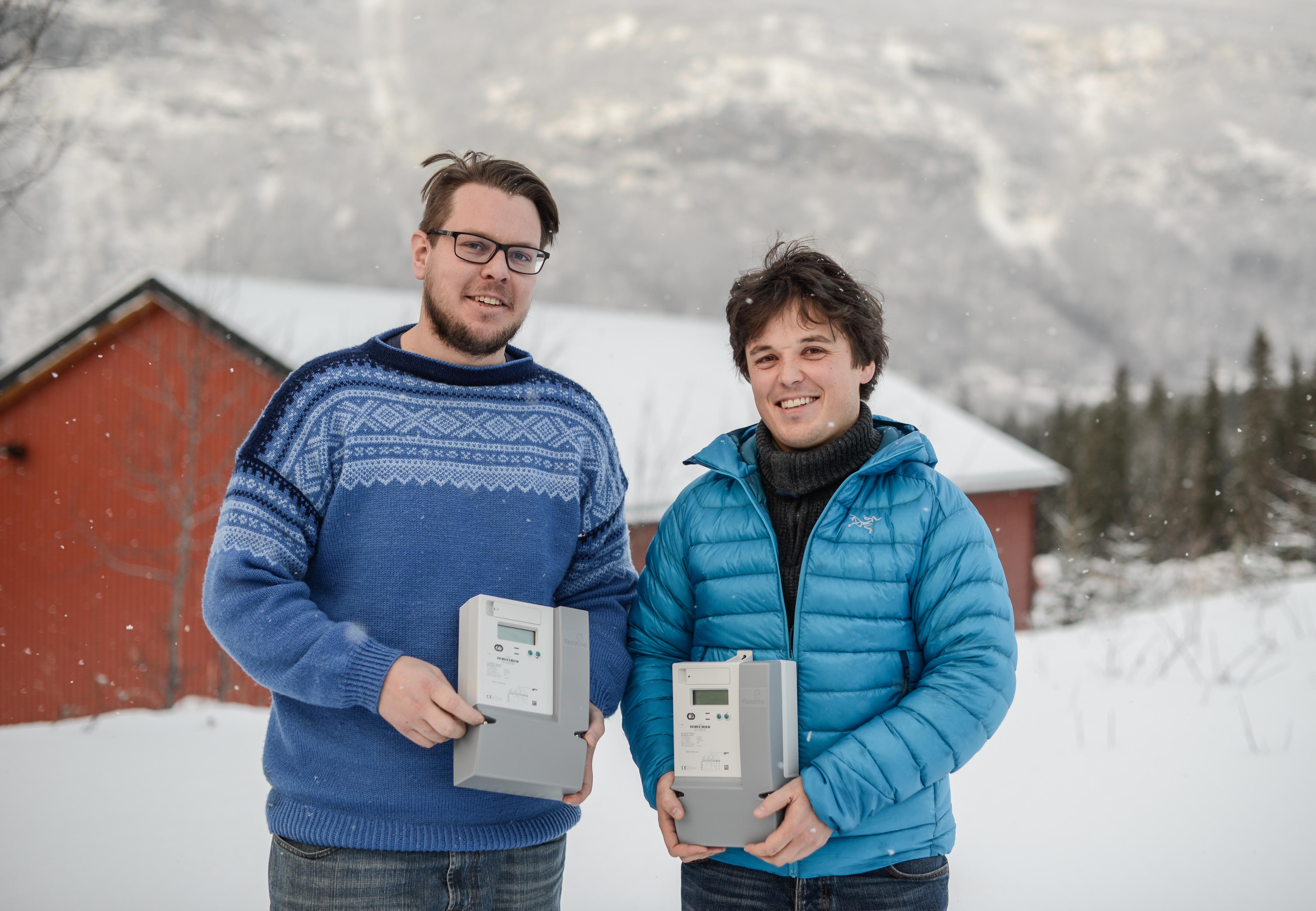 Nye straummålarar i alle hus og hytter i Vang kjem kundane til gode, fortel kontor- og økonomisjef i Vang energiverk, Jon Teodor Lyste og prosjektleiar Lasse Nystuen Moen