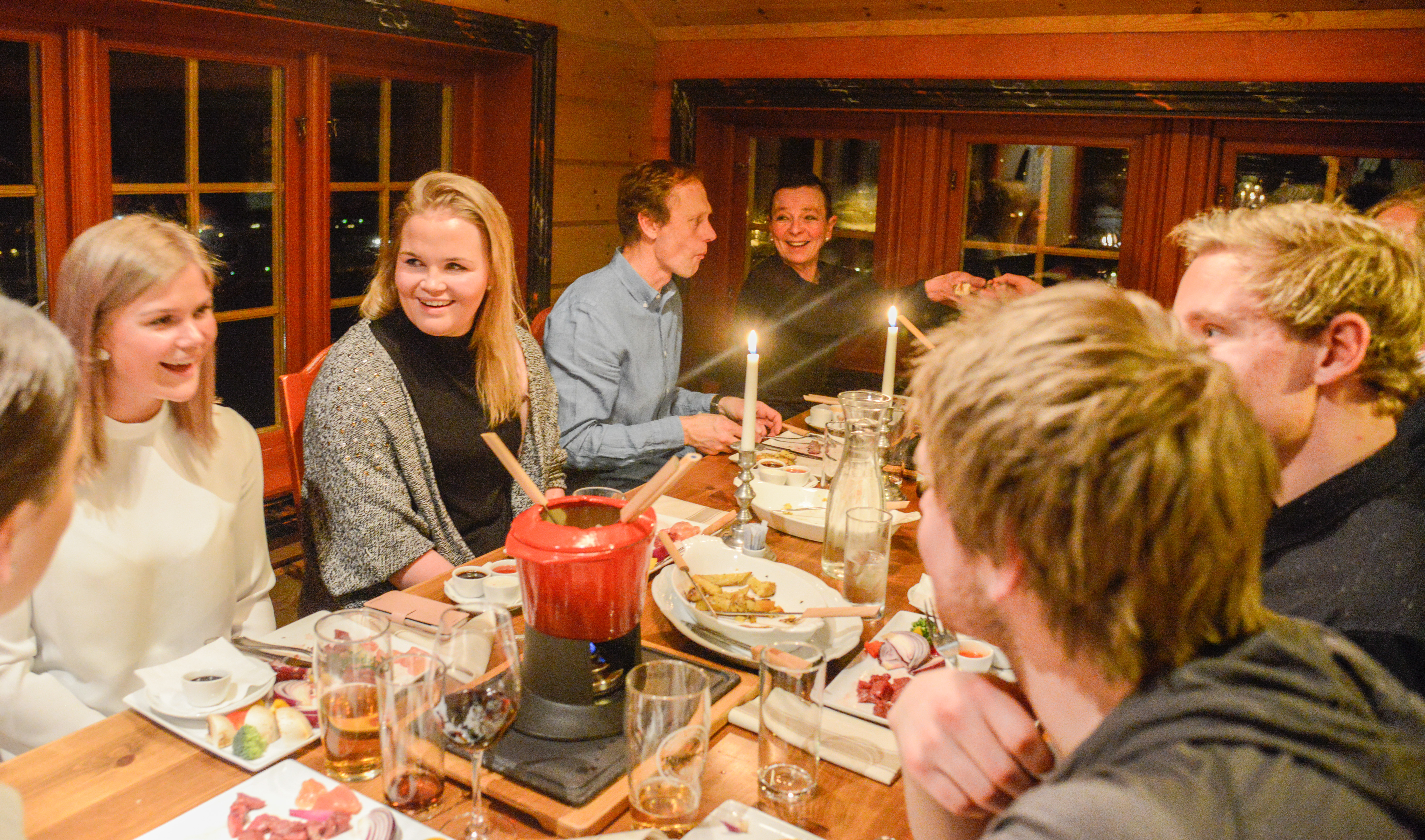 Det var ein god miks av folk som hadde funne vegen til Fredagskos med fondue på Filefjellstuene.