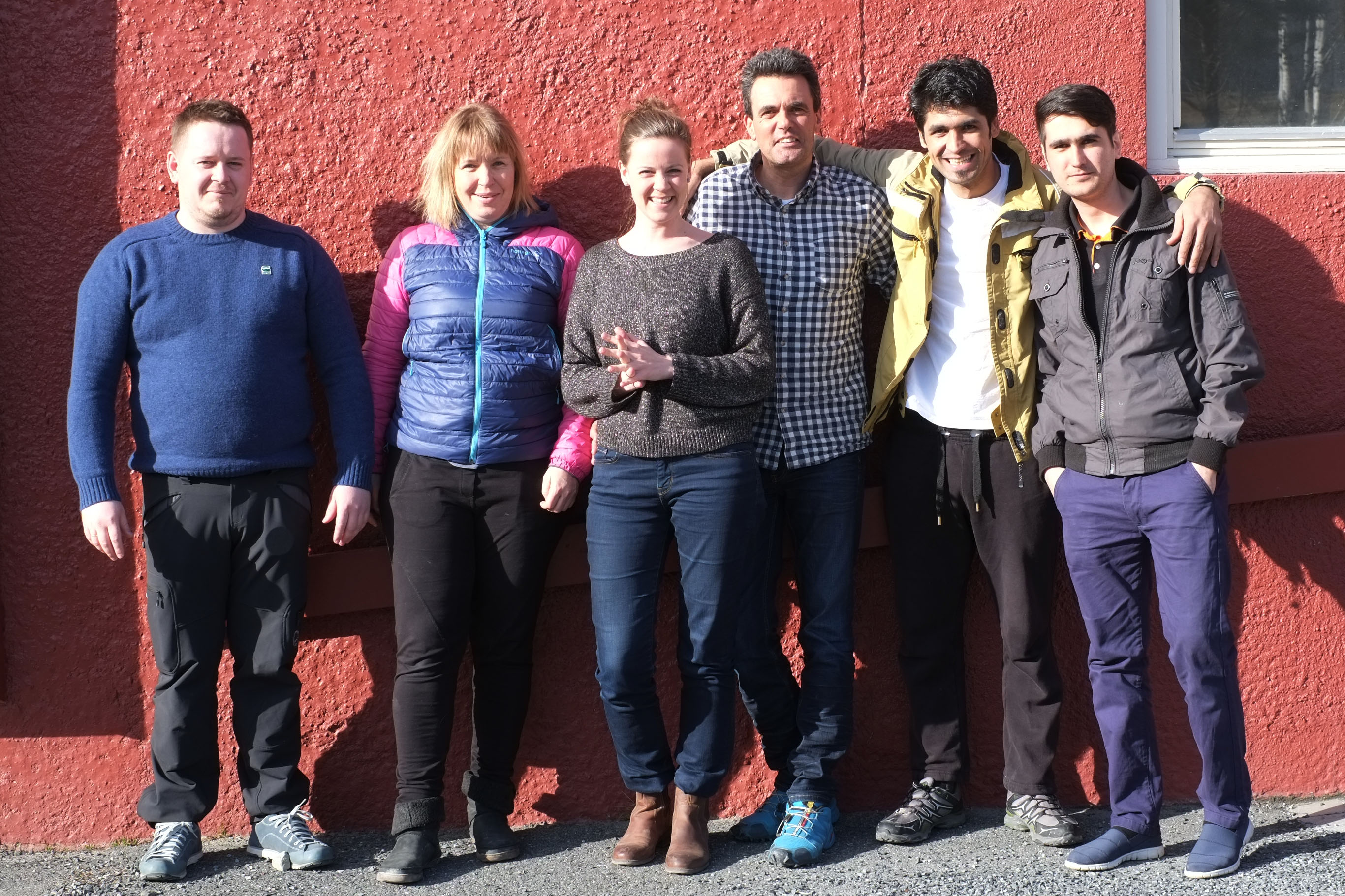 Espen Hovi og Marianne Berge i FK Vang, Marte Tangen på frivilligsentralen og René van den Berg, Saleh Lamei og Hamid Parwani frå mottakssenteret er klare for å skape fotballfest i september.