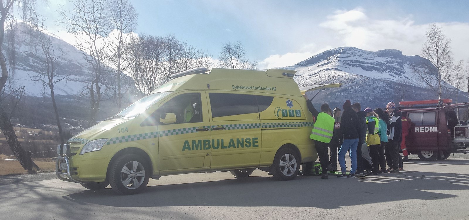 Dagen vart avslutta med ein grundig kikk på ein ambulansebil. Foto: Linda Jevne