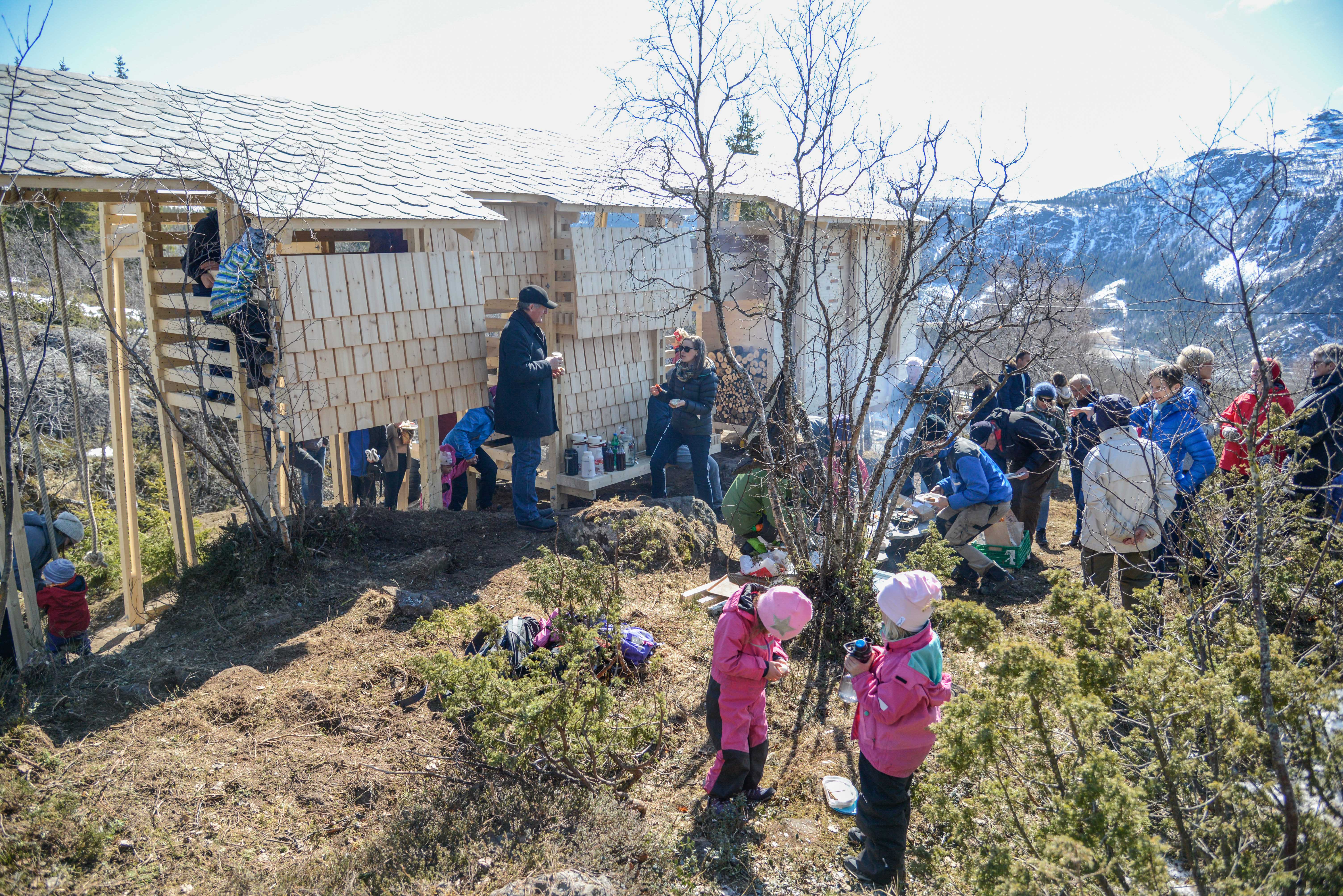 Om lag seksti fann vegen til opninga av Leikegøta.