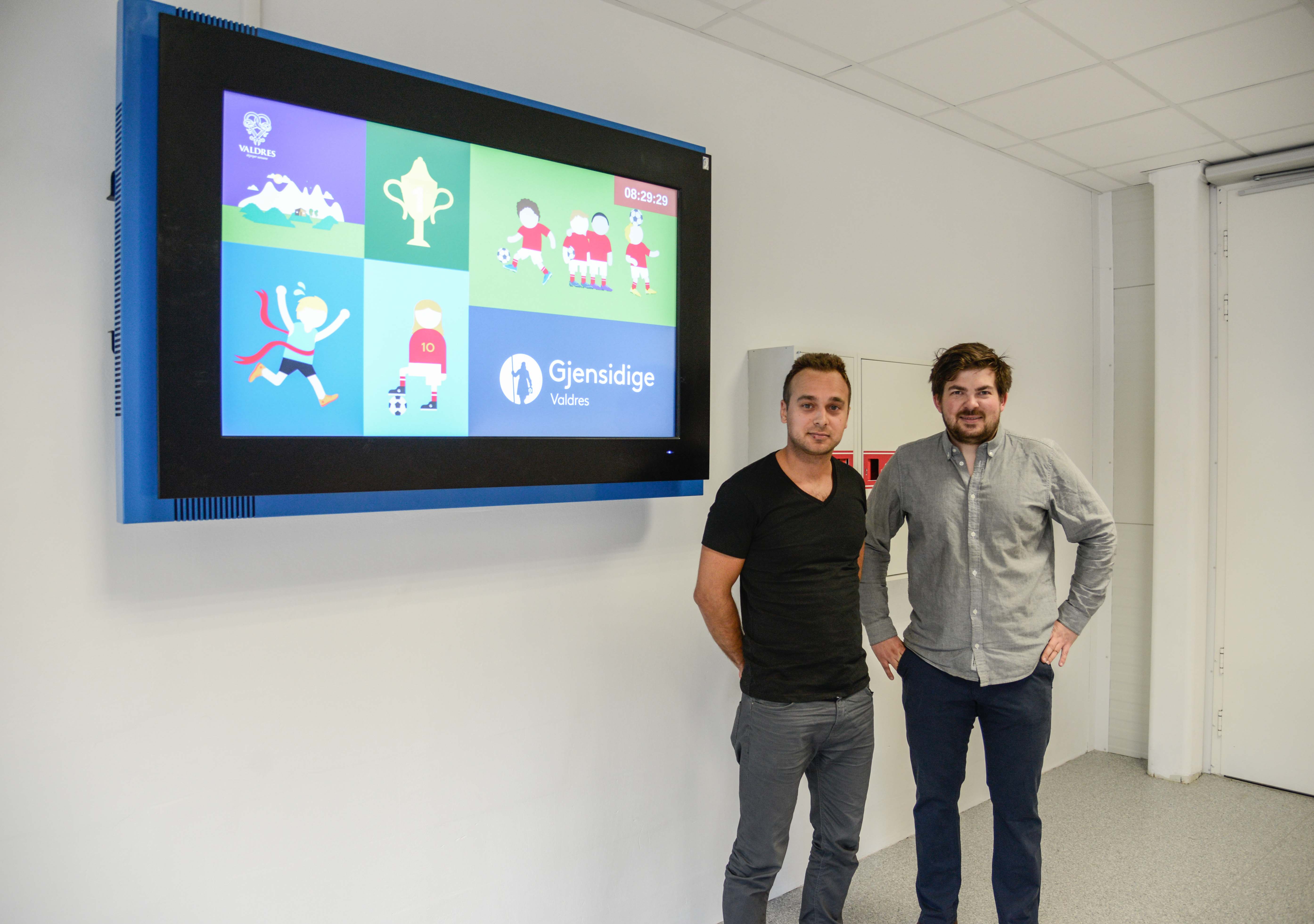 Marek Pietrulewicz i Fleten.net og Carl Frithjof Tidemand-Johannesseni Valdres Storhall er godt nøgd med samarbeidet om trådlaus nettløysing.