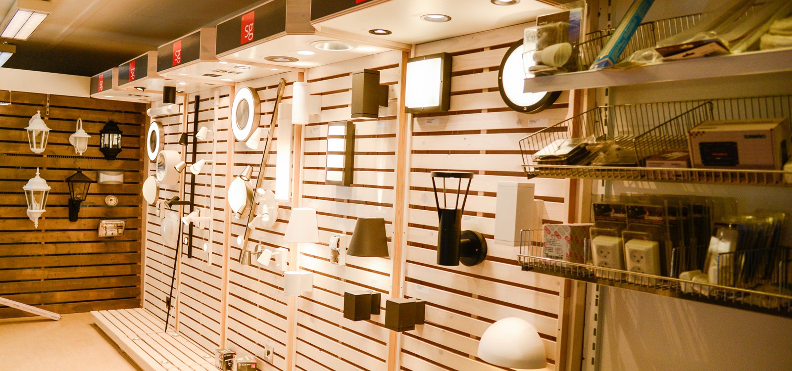 Elektrisk installasjon AS har ein stor del av butikken, fylt opp med lamper og smått og stort av elektriske artiklar.